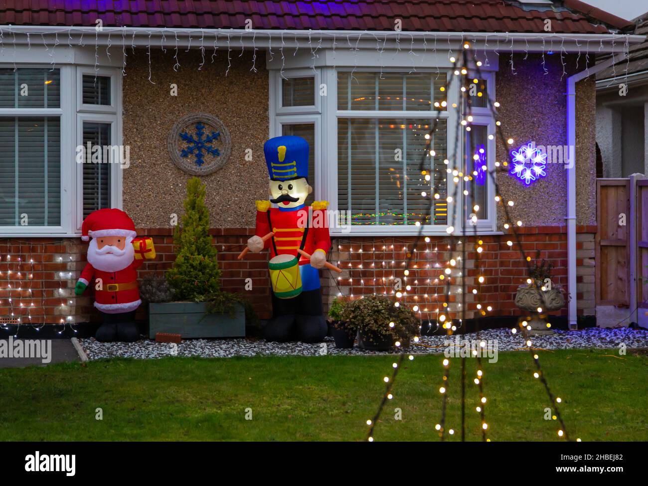 Parkstone, Poole, Dorset, Großbritannien. 19th. Dezember 2021. Am letzten Wochenende vor Weihnachten besuchen Besucher aus nah und fern die berühmten Weihnachtsbeleuchtungen auf den Anwesen in Runton Road, wo die Besitzer um die beste Ausstellung konkurrieren und Geld für verschiedene Wohltätigkeitsorganisationen sammeln. Quelle: Carolyn Jenkins/Alamy Live News Stockfoto