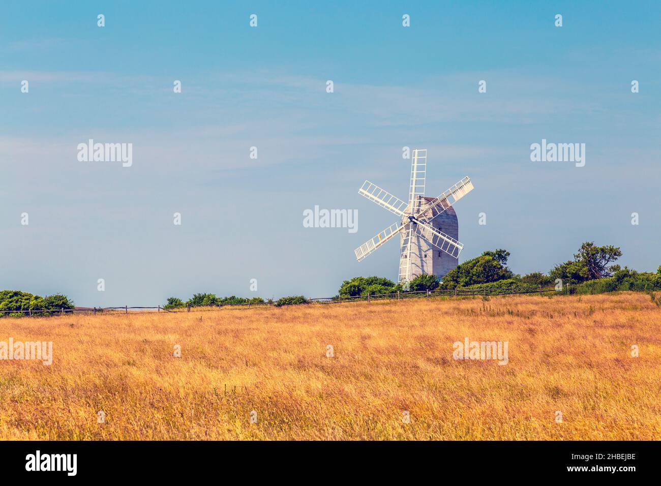 Weiße Windmühle aus Holz in einem Feld - ashcombe Windmühle in Kingston in der Nähe von Lewes, South Downs National Park, England, Großbritannien Stockfoto