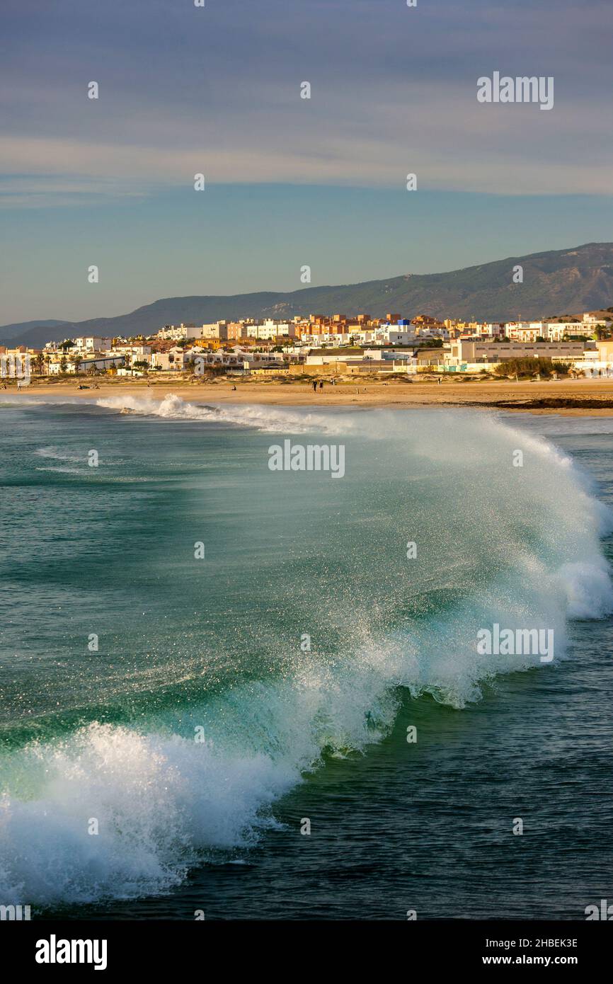 Levante Wind macht Wellen im Meer, Tarifa, Cadiz, Andalusien, Spanien Stockfoto