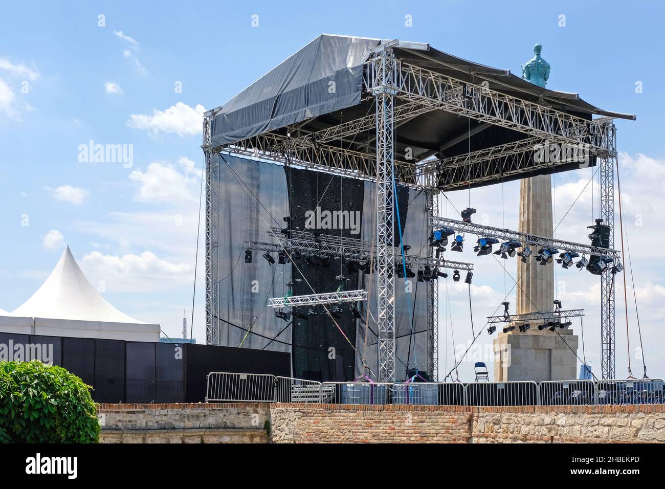 Inszenieren Sie Live-Event-Ausrüstung an heißen Sommertagen in der Stadt Stockfoto