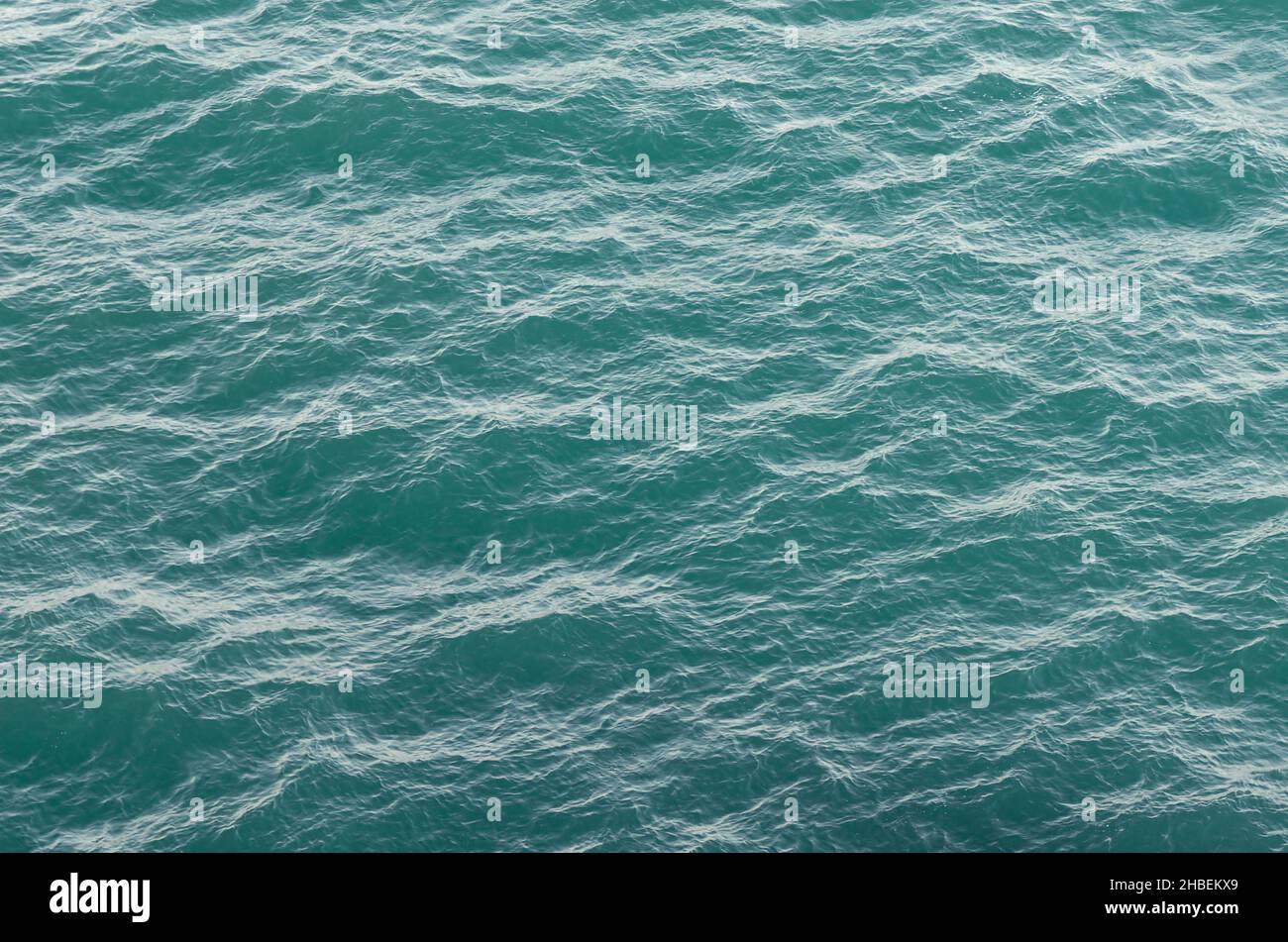 Meeresstruktur. Wasseroberfläche mit türkisfarbenen Wellen. Abstrakt in der Natur. Hintergrund für das Design Stockfoto