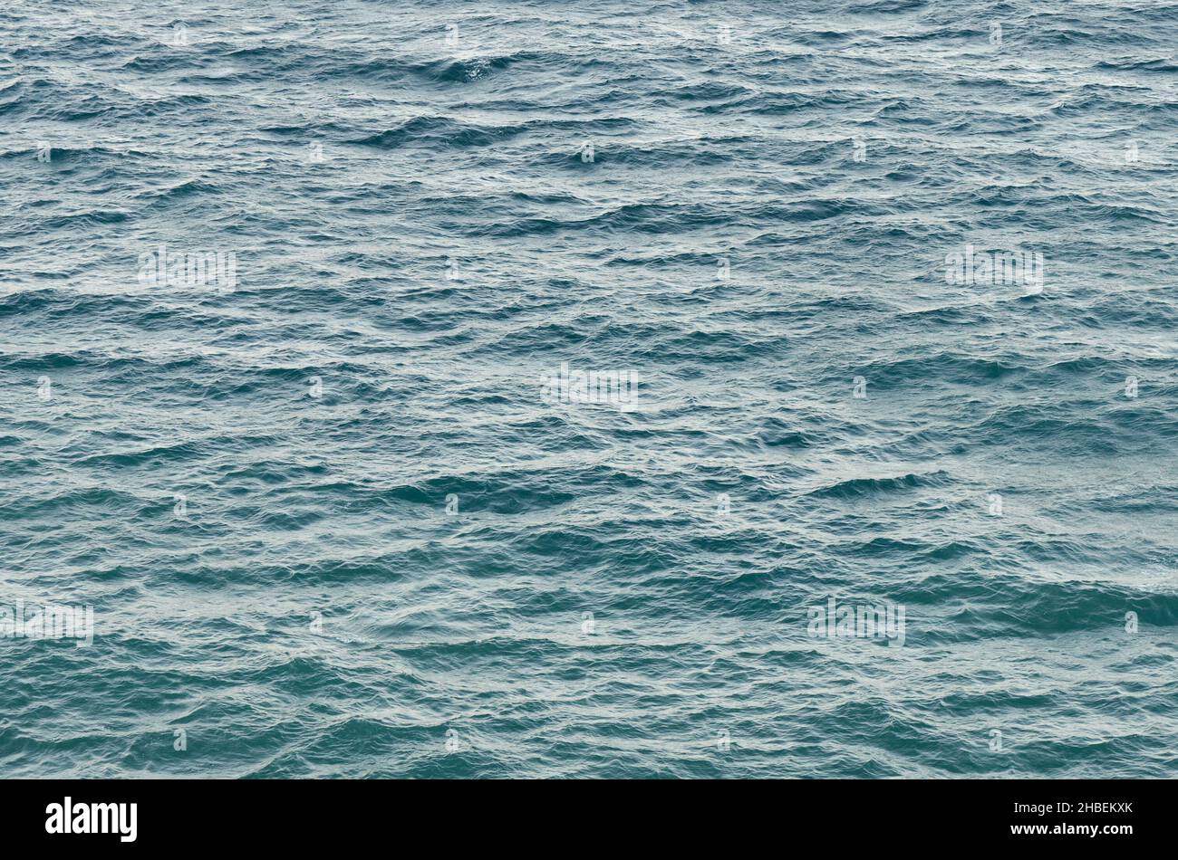 Meeresstruktur. Wasseroberfläche mit türkisfarbenen Wellen. Abstrakt in der Natur. Hintergrund für das Design Stockfoto