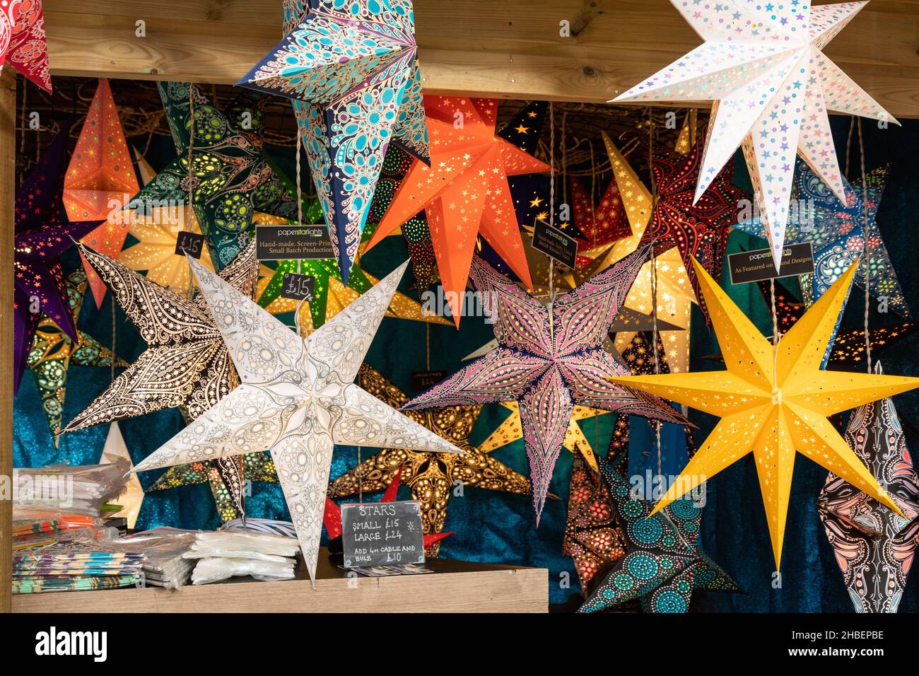 Bath Christmas Market beleuchtete Papiersterne Feststand, City of Bath, England, Großbritannien Stockfoto