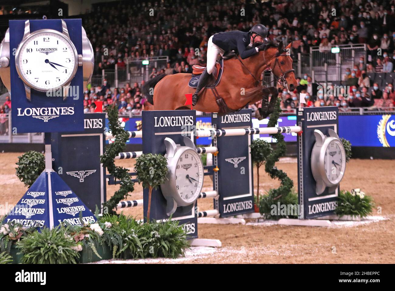 19th. Dezember 2021; Royal Docks, Newham, East London, England; Die London International Horse Show, Sonntag, 19th. Dezember: Der Longines FEI Jumping World Cup; Harry Charles gewinnt mit Stardust den Longines FEI Jumping World Cup Stockfoto