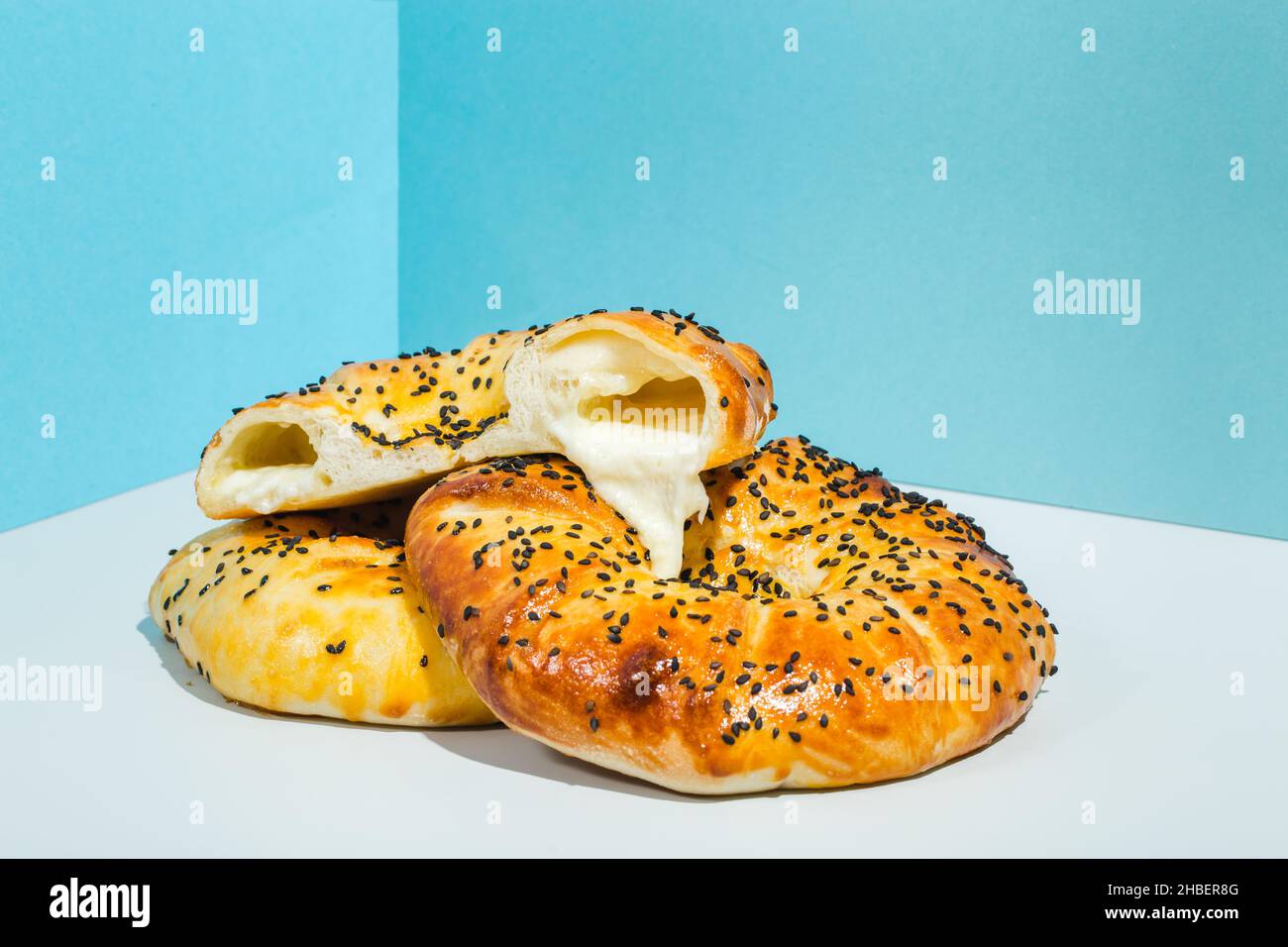 Usbekische Nationalkost Tandyr Brot Lepeshka mit Käse auf blauem Hintergrund minimalistischer Stil Stockfoto