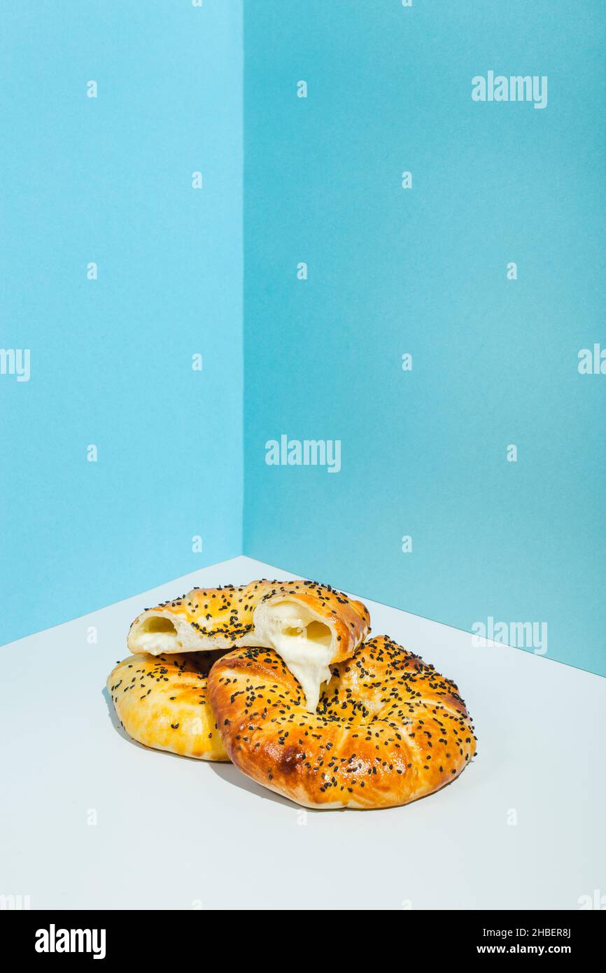 Usbekische Nationalkost Tandyr Brot Lepeshka mit Käse auf blauem Hintergrund minimalistischer Stil Stockfoto