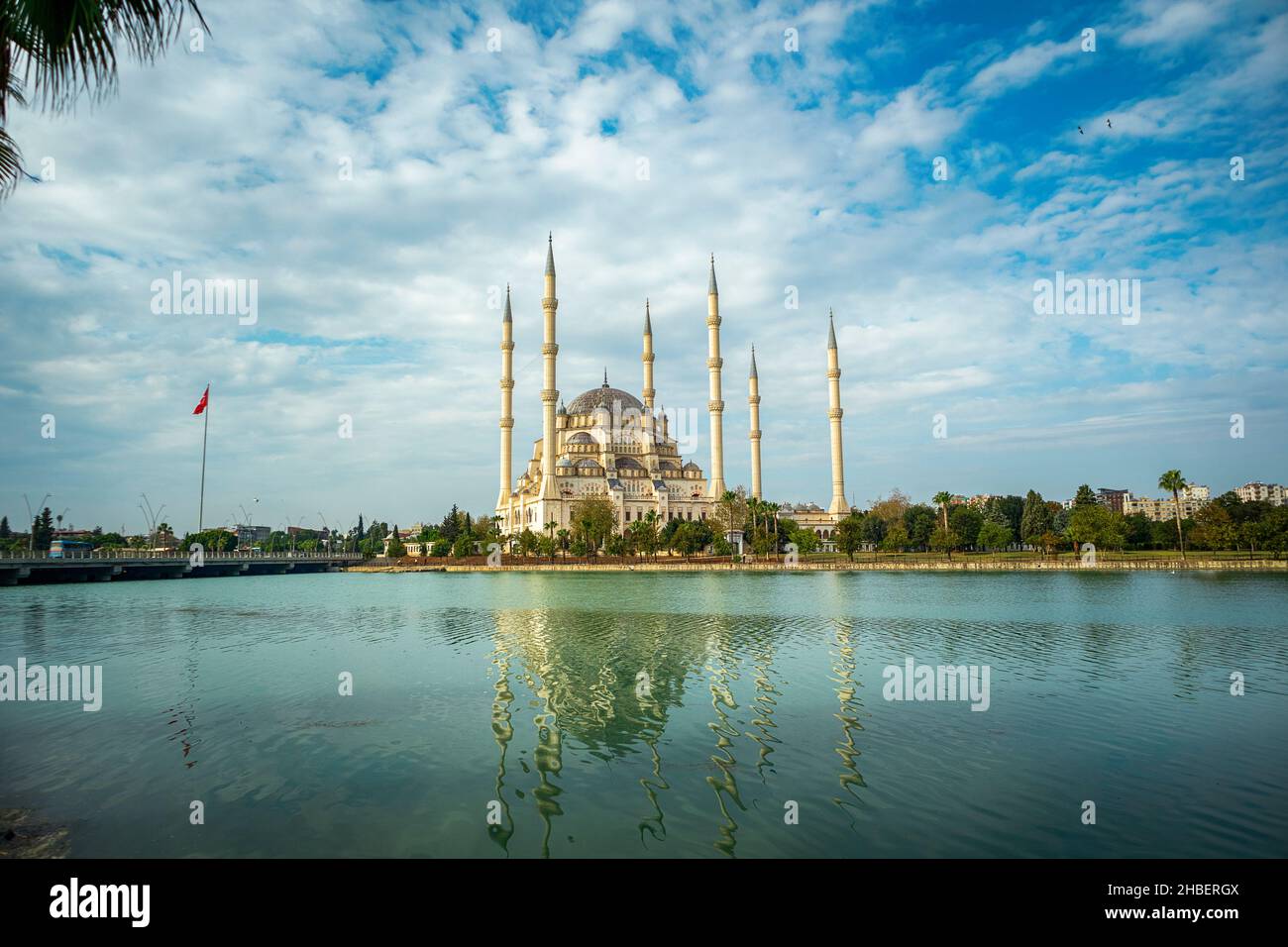 Zentrale Moschee in Adana, Türkei am Seyhan-Fluss. Die Moschee hat Reflexionen an sonnigen Tagen mit blauem Himmel Stockfoto