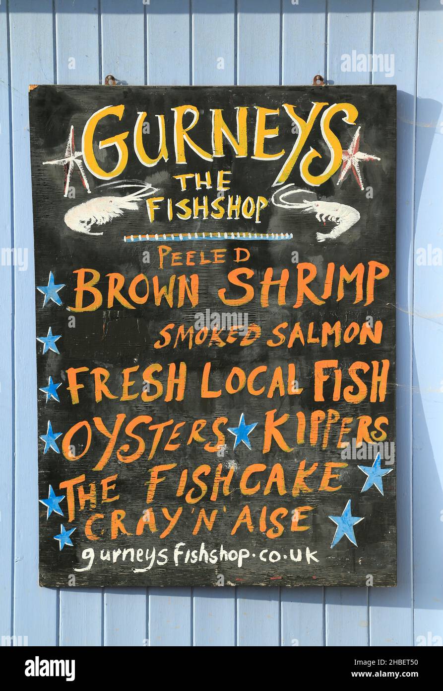 Fischhändler-Schilder, vor dem Fischgeschäft in Norfolk, England. Stockfoto