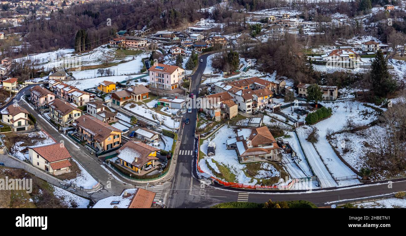 Luftaufnahme des kleinen italienischen Dorfes Ferrera di Varese im Winter, gelegen in der Provinz Varese, Lombardei, Italien Stockfoto