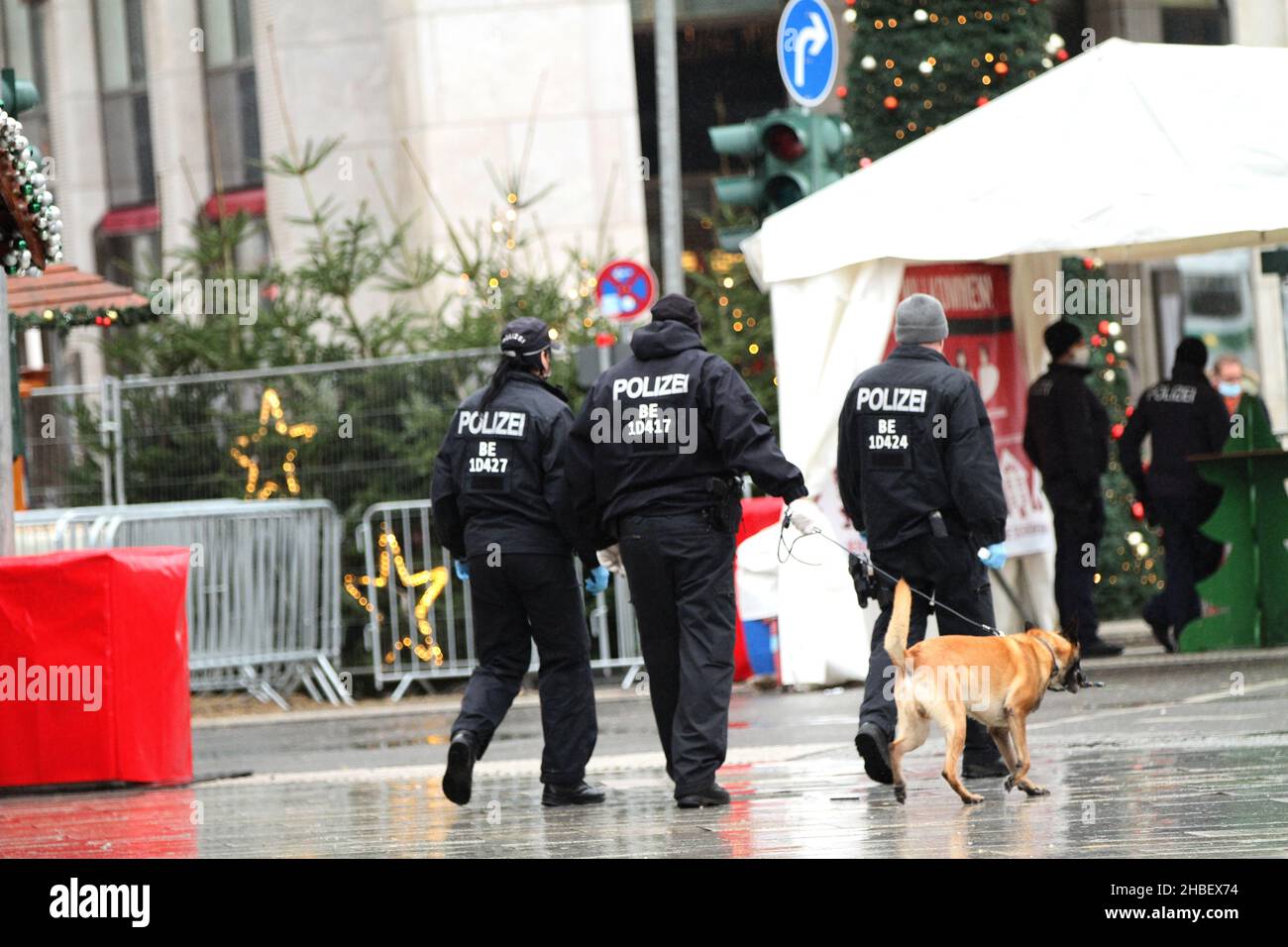 Berlin, Berlin-Charlottenburg, Deutschland. 19th Dez 2021. Berlin: Hohe Sicherheitsvorkehrungen der Polizei vor dem Trauerdienst am Breitscheidplatz (Foto: © Simone Kuhlmey/Pacific Press via ZUMA Press Wire) Stockfoto