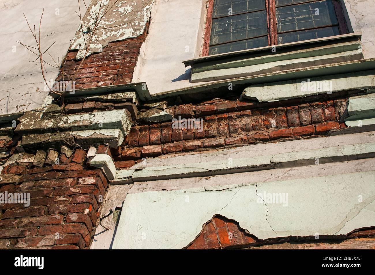 Zerstörte Ansicht eines alten Hauses in der Stadt Dnepropetrovsk, Ukraine. Ein Blick auf die Pflanze, die aus der Wand wächst. Stockfoto