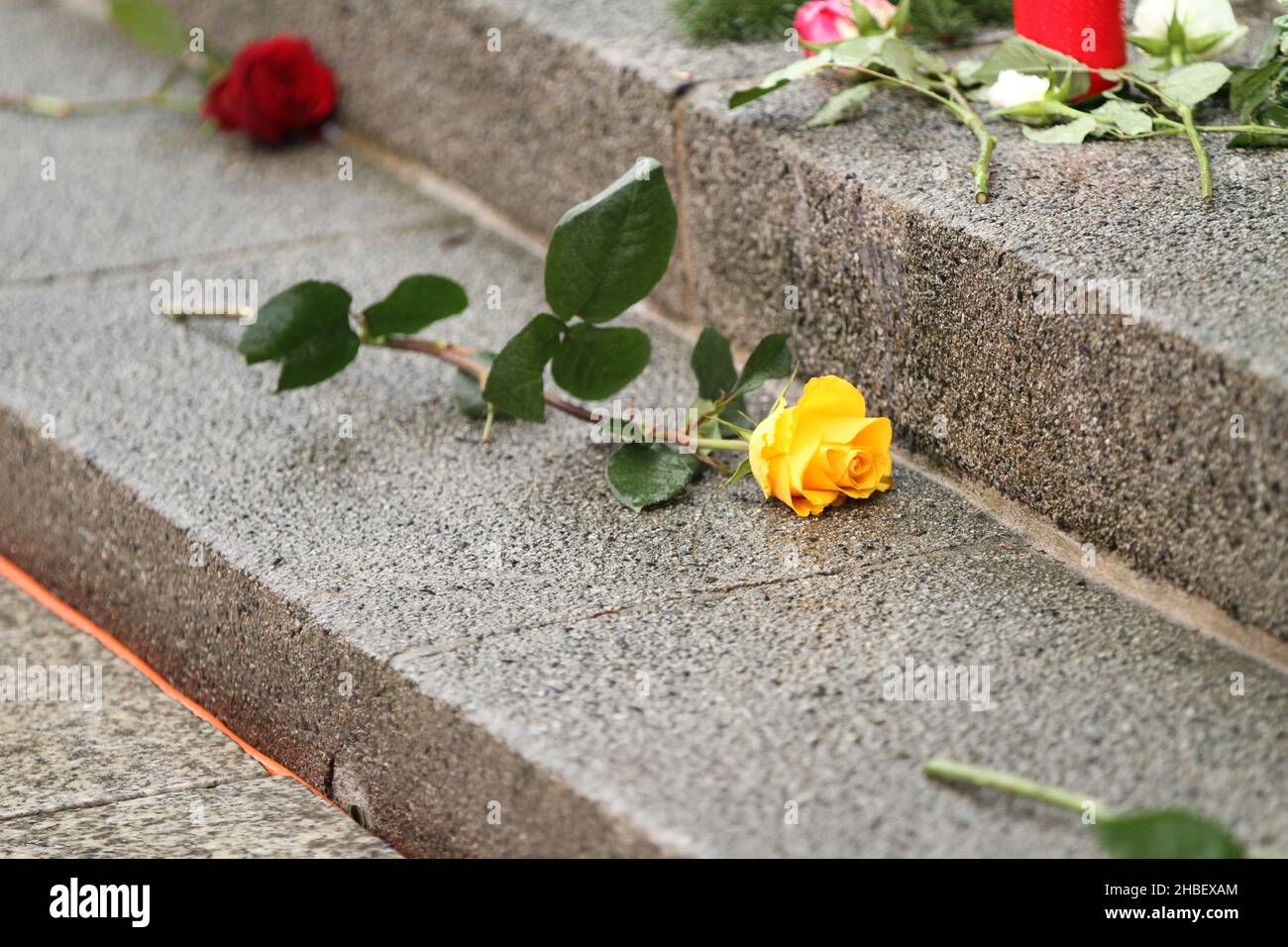 Berlin, Berlin-Charlottenburg, Deutschland. 19th Dez 2021. Berlin: Blumen, Kränze und Kerzen für die Opfer des Breitscheidplatzes. (Bild: © Simone Kuhlmey/Pacific Press via ZUMA Press Wire) Stockfoto