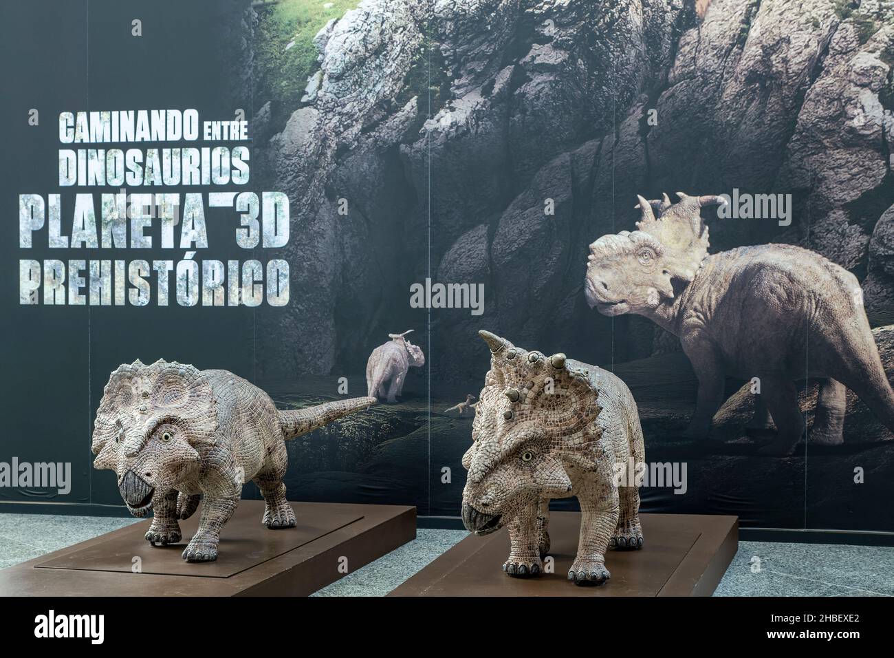 Wandern zwischen Dinosauriern, prähistorischen 3D Planeten, Figuren, Skulpturen im Principe-Museum der Stadt der Künste und Wissenschaften von Valencia Stockfoto