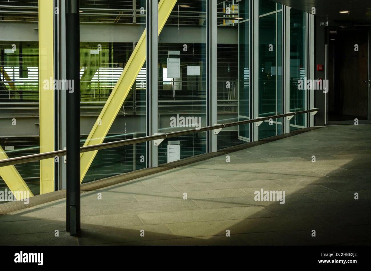 Flughafenarchitektur Leipzig/Halle mit Licht, Schatten, Glas und Reflexion bei Tageslicht Stockfoto