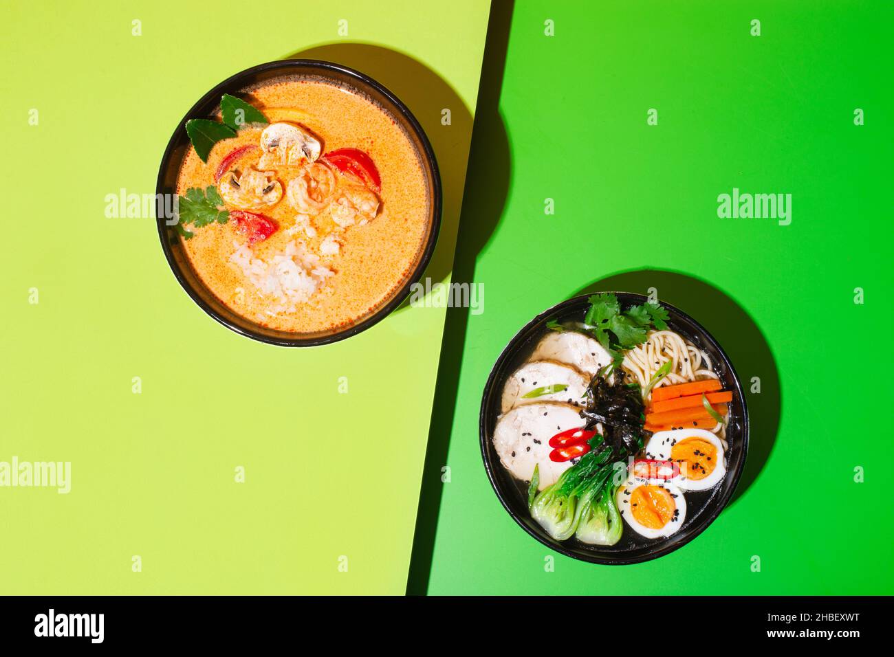 Ramen und Tom Yam asiatische Suppen auf grünem Hintergrund Stockfoto