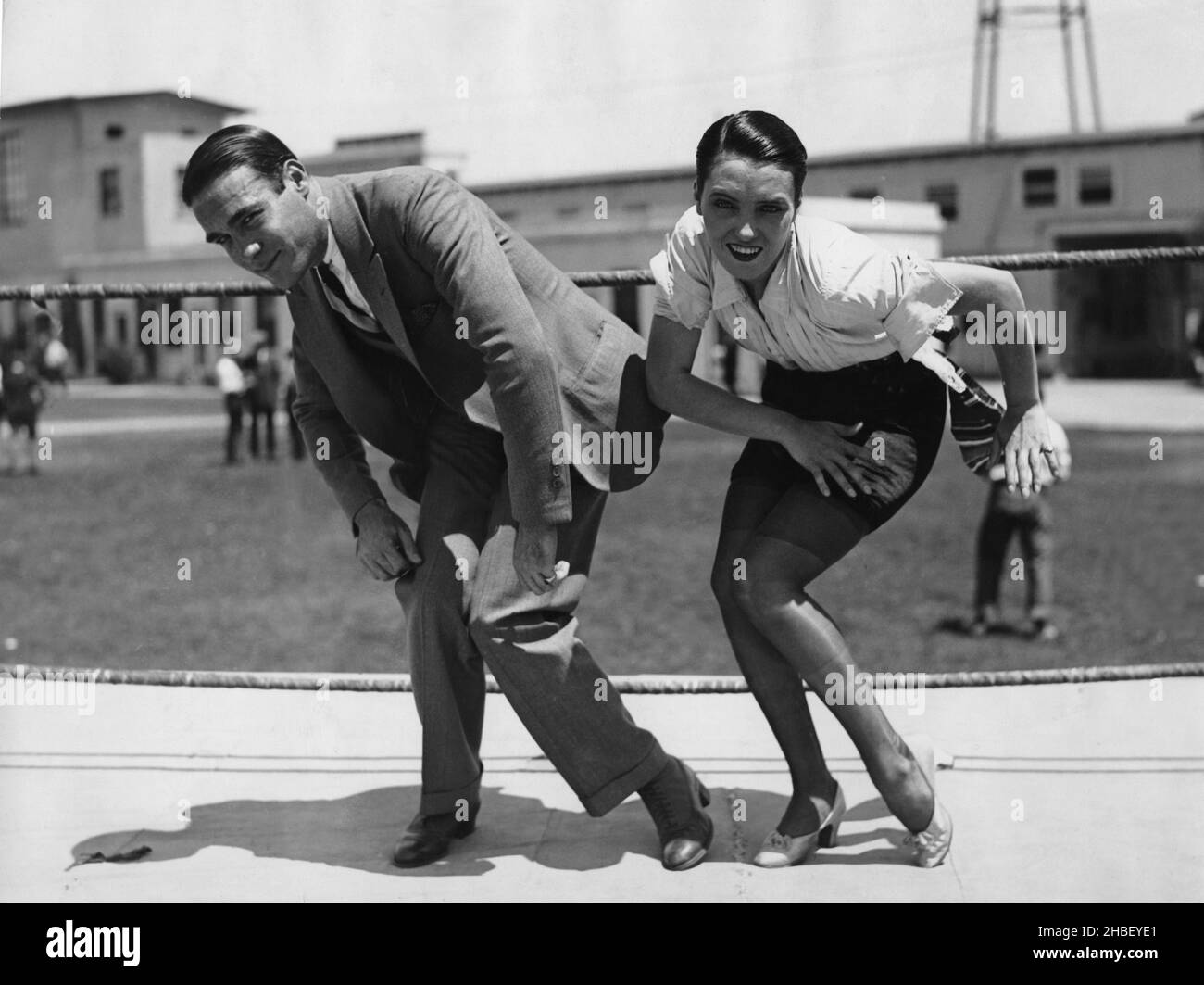 Frank Farnum, der Urheber des 'Charleston', weist Pauline starke in die Feinheiten des Schrittes ein. Ca. 1925 Stockfoto