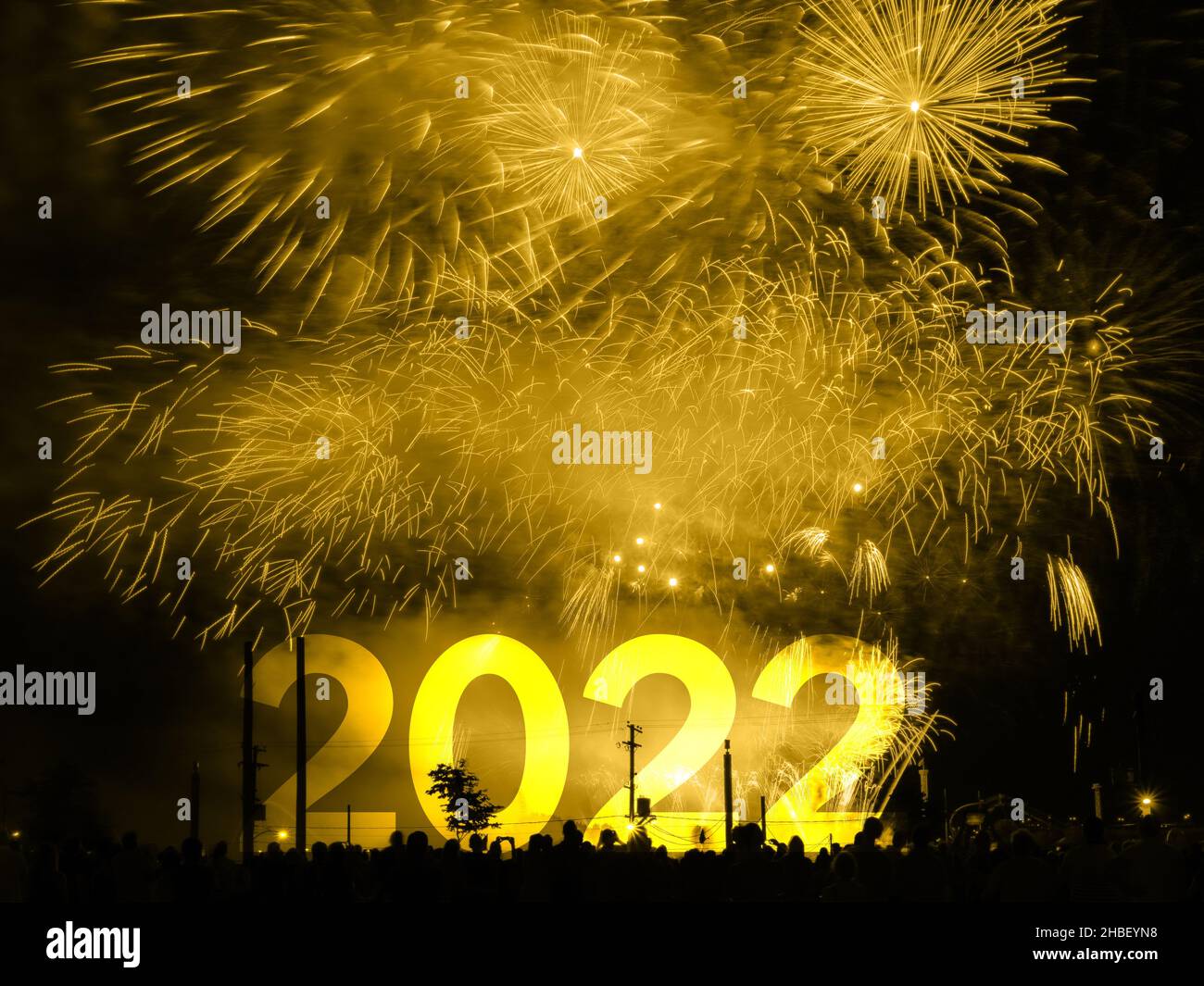 Frohes neues Jahr 2022 Karte auf einem goldenen Feuerwerk Hintergrund Stockfoto
