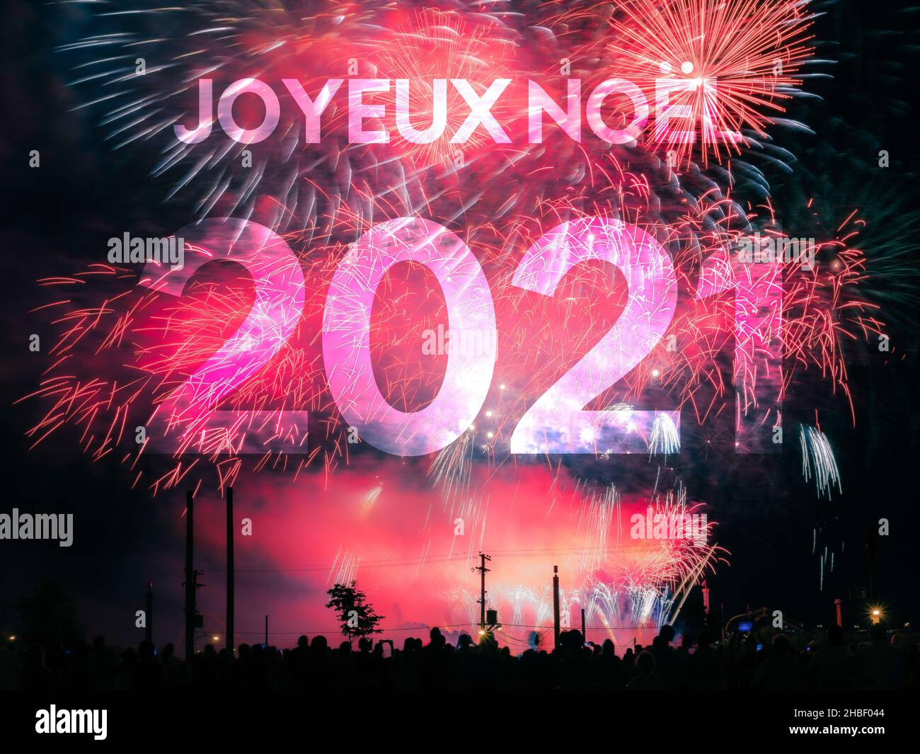 Joyeux Noel Karte auf einem roten Feuerwerk Hintergrund Stockfoto