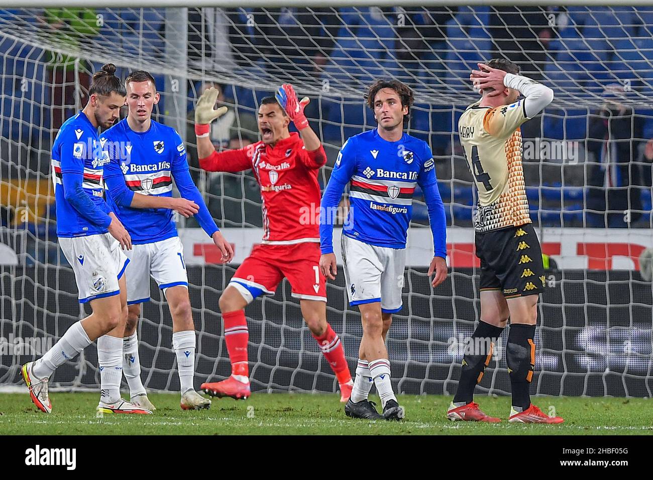 Genua, Italien. 19th Dez 2021. Emil Mulyadi Audero (Sampdoria) Enttäuschung während der UC Sampdoria gegen Venezia FC, italienische Fußballserie A Spiel in Genua, Italien, dicembre 19 2021 Quelle: Independent Photo Agency/Alamy Live News Stockfoto