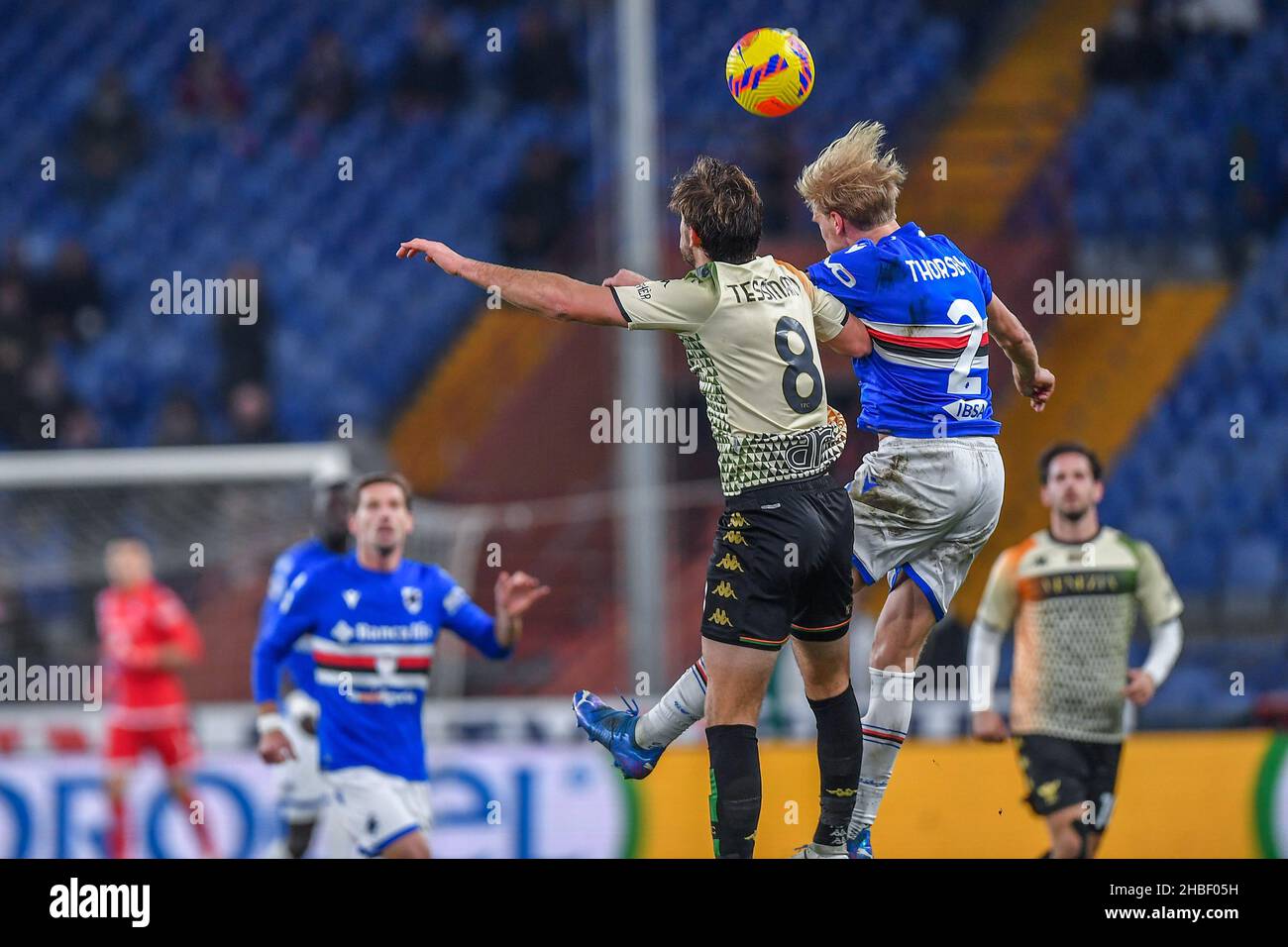 Genua, Italien. 19th Dez 2021. Francis Tanner Tessmann (Venezia) - Morten Thorsby (Sampdoria) während des Spiels UC Sampdoria gegen Venezia FC, italienische Fußballserie A in Genua, Italien, dicembre 19 2021 Quelle: Independent Photo Agency/Alamy Live News Stockfoto
