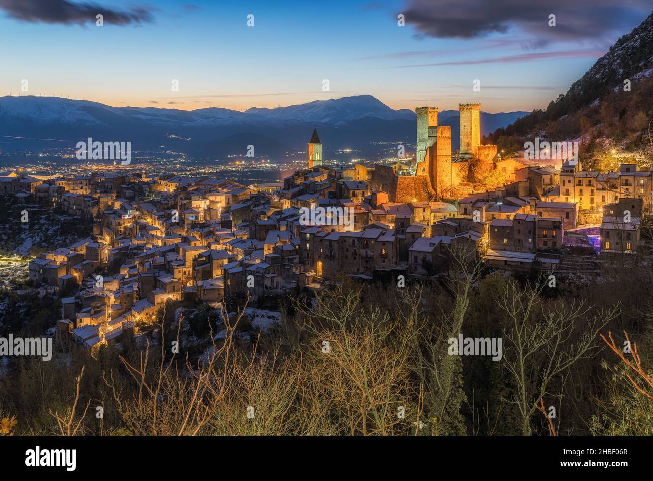 Panoramablick auf Pacentro bei Sonnenuntergang während der Wintersaison mit Schnee bedeckt. Abruzzen, Italien. Stockfoto