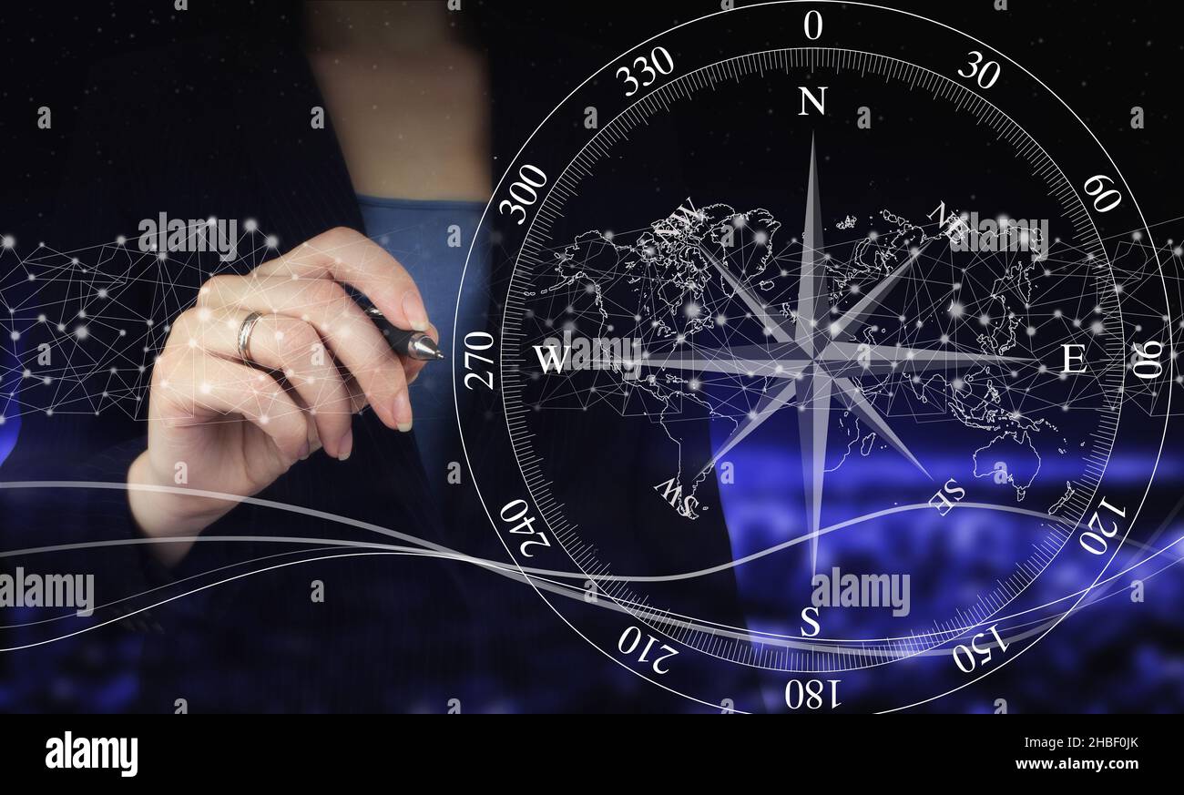 GPS-Karte, Position der PIN-Adresse. Hand hält digitale Grafik Stift und Zeichnung digitalen Hologramm Kompass Zeichen auf Stadt dunkel verschwommen Hintergrund. Navigation Stockfoto
