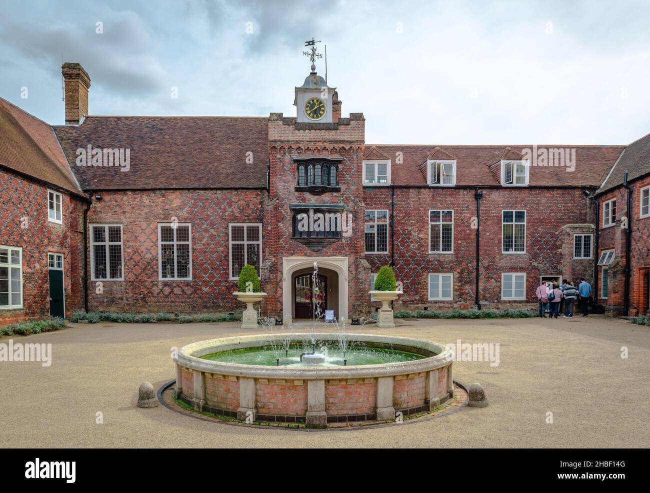Der Fulham Palast und der Tudor Hof. Es ist ein denkmalgeschütztes Gebäude, das früher die Hauptresidenz des Bischofs von London war Stockfoto