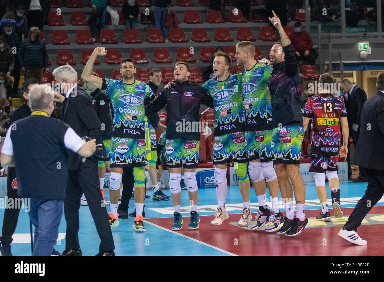 Civitanova Marche, Italien. 19th Dez 2021. Festeggiamenti SIR Safety conad Perugia (Sole, piccinelli, PLOTNYTSKYI, TER HORST, Travica) durante Cucine Lube Civitanova vs Sir Safety Conad Perugia, Campionato di Volley SuperLega Serie A in Civitanova Marche, Italia, 19 dicembre 2021 Credit: Independent Photo Agency/Alamy Live News Stockfoto