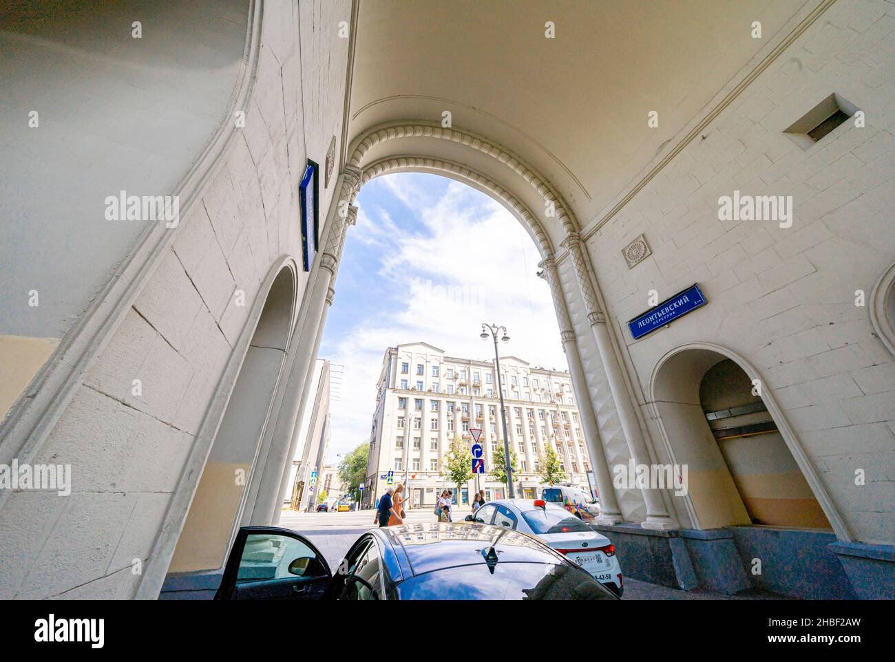 Stalinistischer Architekturbogen auf dem Gebäude Tverskaya 15, stalinistischer sozialistischer Klassizismus, Moskau, Russland Stockfoto