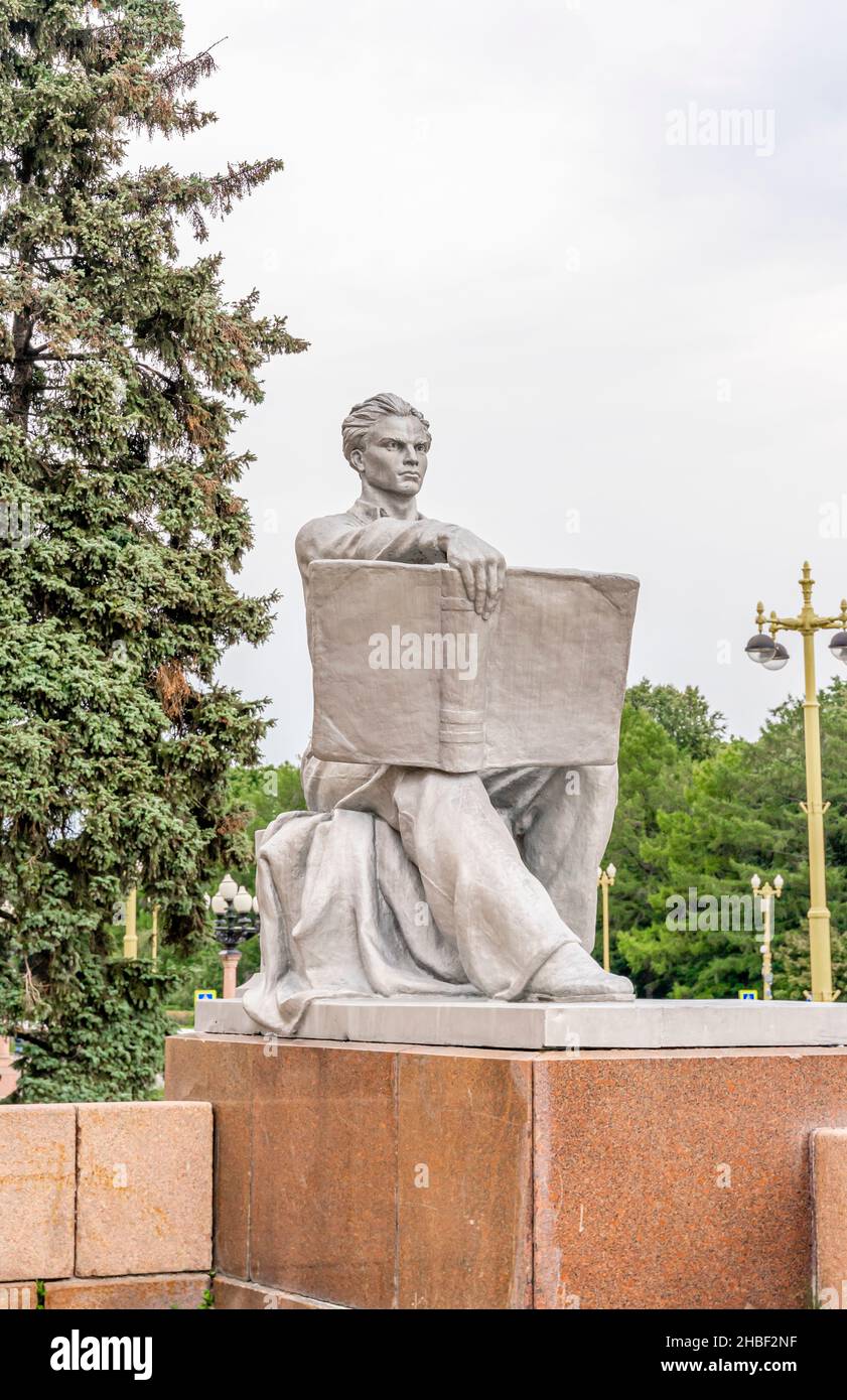 Stalinistische Kunst - Skulptur des Menschen mit einem Buch neben dem Gebäude der Moskauer Staatlichen Universität, Moskau, Russland Stockfoto