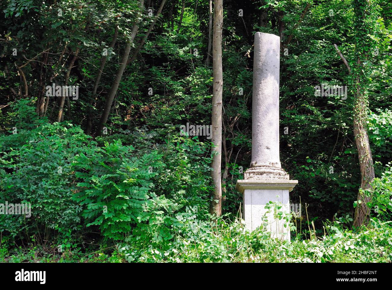 Zagora, in der Nähe des Dorfes Plave, (SLO) : der ehemalige Kriegsfriedhof 'Generale Prelli' und seine Kapelle, die dem Heiligen Louis geweiht ist. Die Leichen von 4.000 italienischen Soldaten und 220 österreichisch-ungarischen Soldaten wurden dort beigesetzt, die alle in Zagora, auf dem Berg Kuk und auf dem Berg von Wodice getötet wurden. General Prelli wollte unter seinen Soldaten begraben werden, und sein Wunsch wurde erfüllt, als er 1919 starb. Einige Jahre später wurden die Leichen der italienischen Soldaten in das Beinhaus Oslavia überführt, aber die Überreste des Generals wurden nach Redipuglia gebracht, niemand weiß warum. Die Spalte. Stockfoto