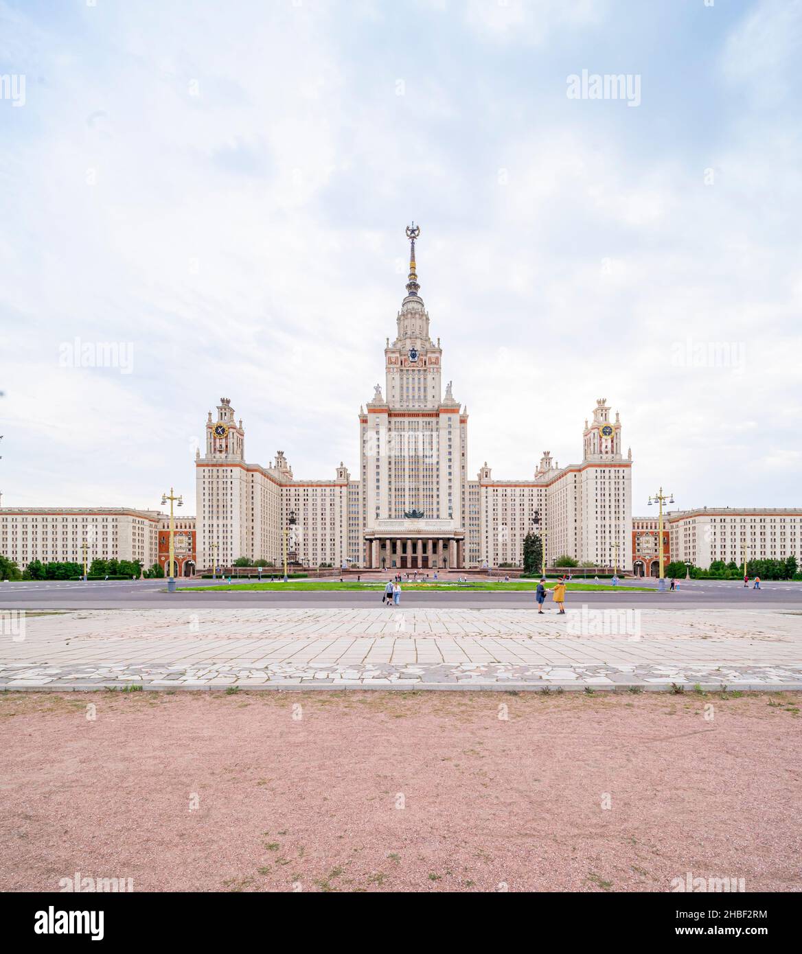 Stalinistische Architektur – Gebäude der Moskauer Staatlichen Universität, entworfen in Empire-Vampir-Ampir, neoklassizistischem Stil von V. Rudnev, 1949-1953, Moskau, Russland Stockfoto