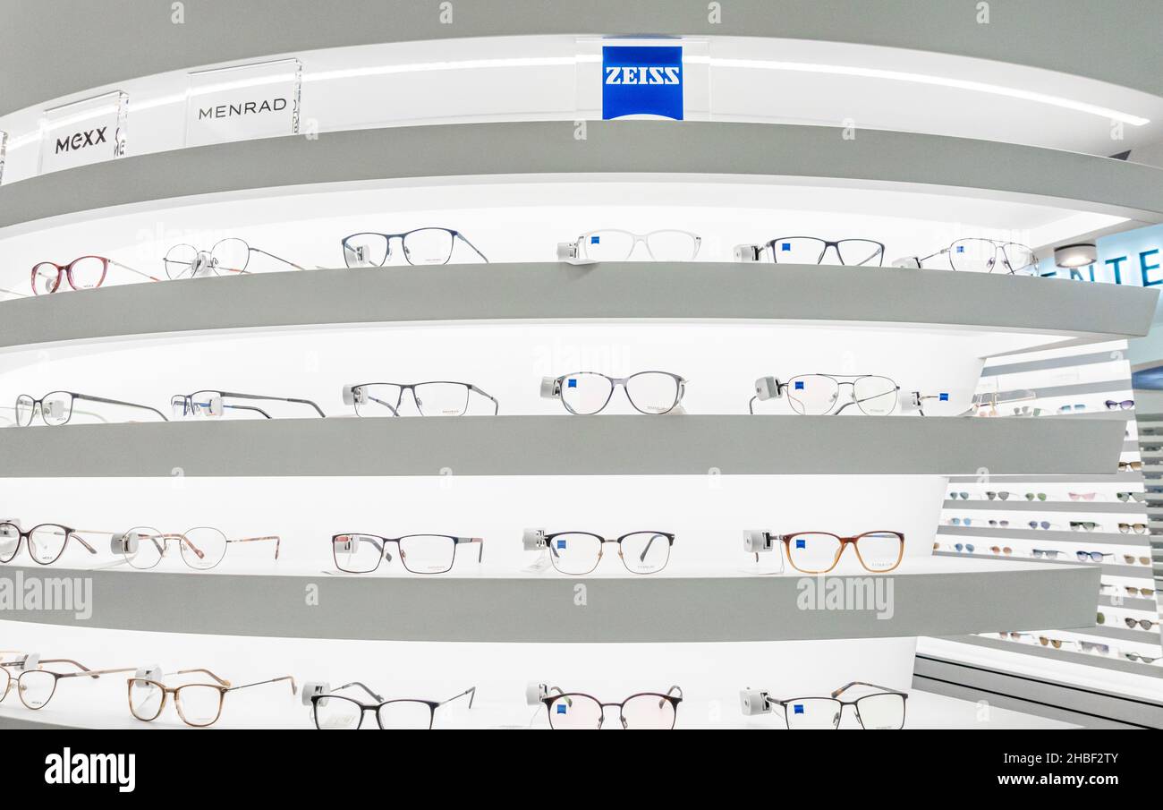 Zeiss Brillen auf Regalen im Brillengeschäft. Gläser von Zeiss, Menrad, MEXX. Moskau, Russland Stockfoto
