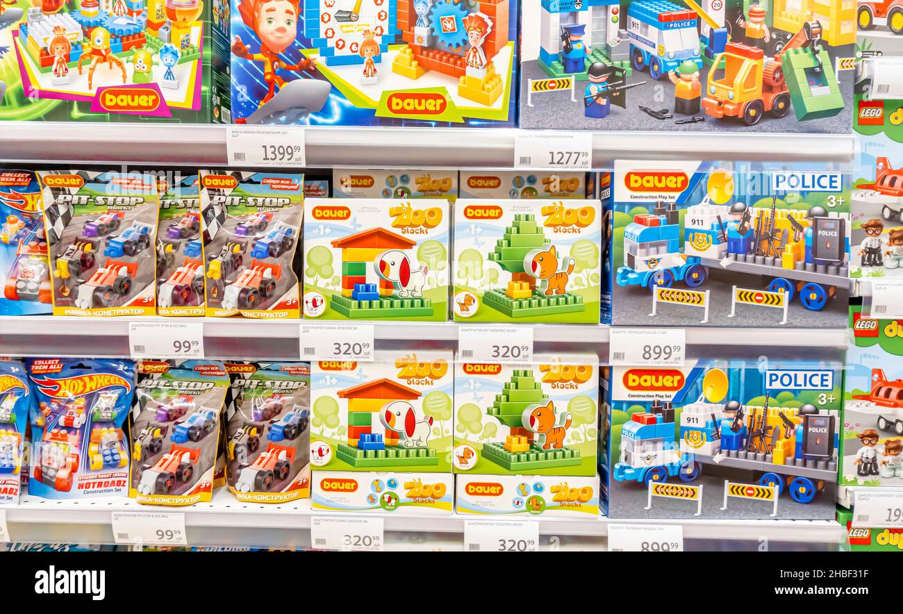Bauer Konstructors Plastikbausteine Spielzeug für Kinder in Boxen auf dem Display verkauft in Auchan Supermarkt, Moskau, Russland Stockfoto