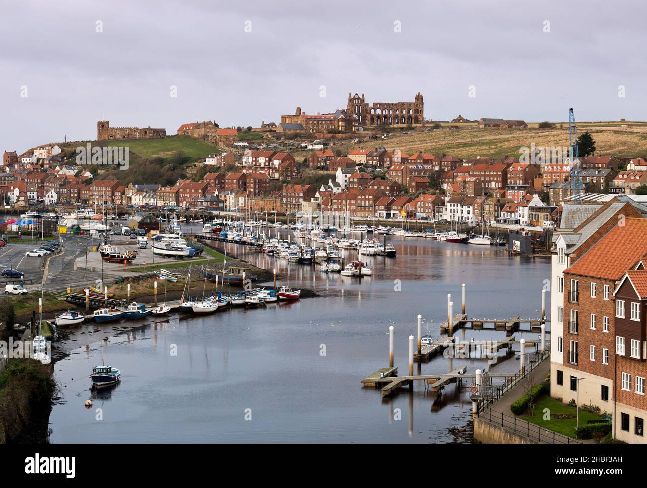 Whitby Hafen, einschließlich der Abtei und St. Mary's Church, North Yorkshire, Großbritannien. Stockfoto