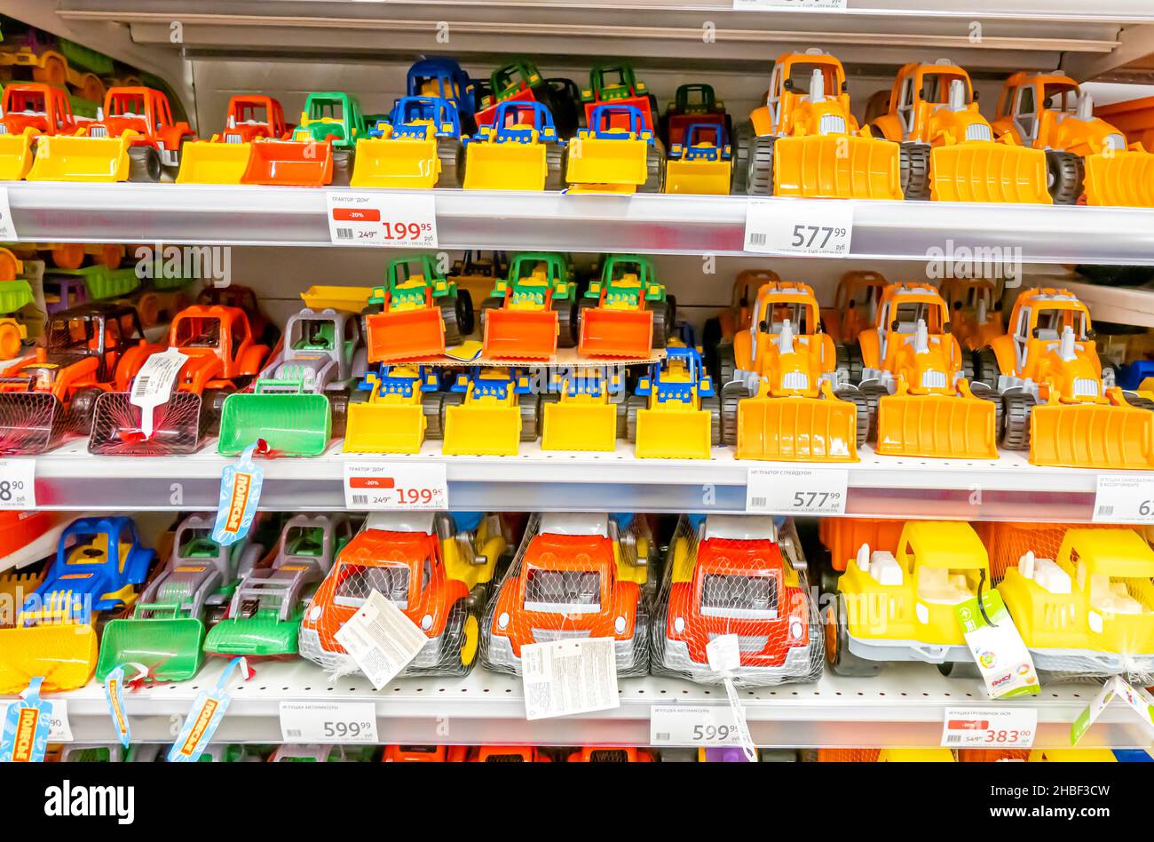 Plastikspielzeug für Kinder Kinderfahrzeuge, Traktoren, Transport Spielzeug Display in Auchan Supermarkt, Moskau, Russland Stockfoto