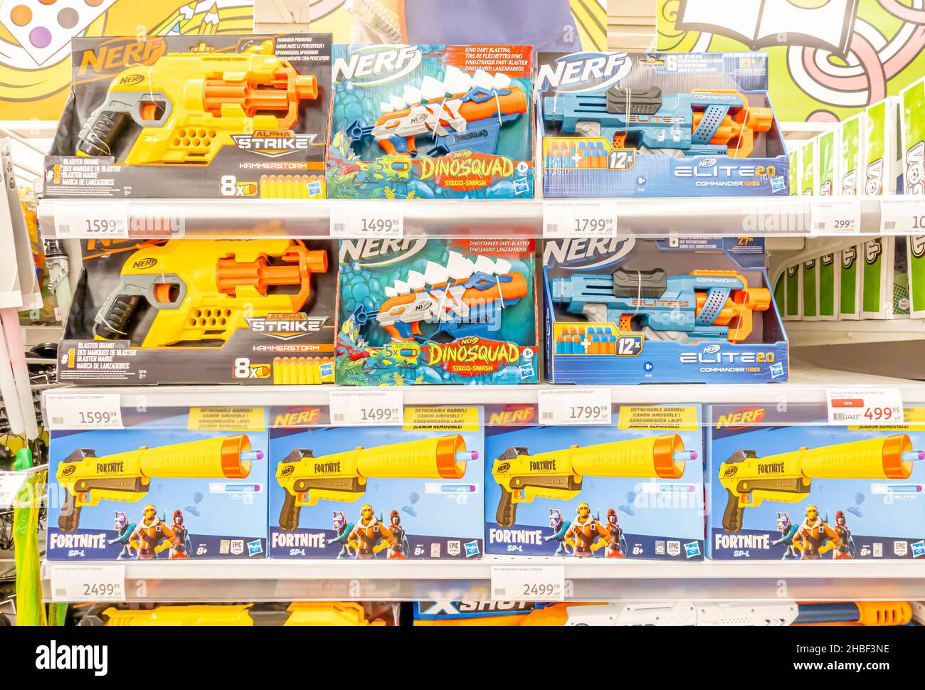 Waffenspielzeuge der Marken Fortnie und Nerf in Schachteln im Regal im Auchan-Geschäft, Moskau, Russland Stockfoto