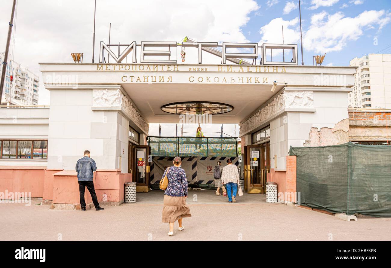 Metro Sokolniki Eingang, Umbauarbeiten, unter Reparatur. Der Bahnhof wurde 1935 eröffnet. Moskau, Russland Stockfoto