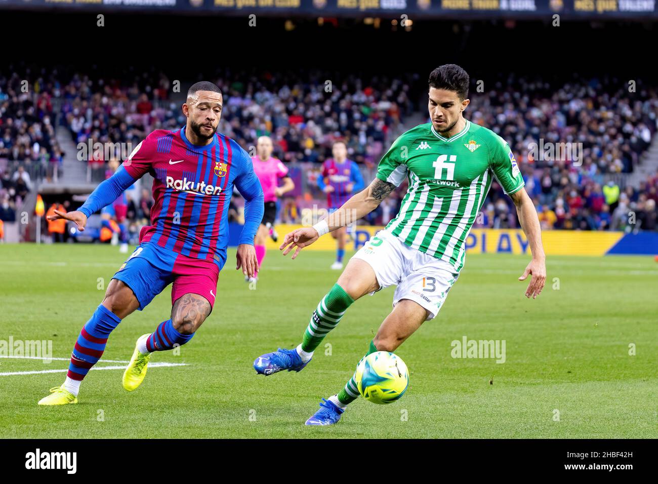 BARCELONA - 4. DEZEMBER: Marc Bartra in Aktion während des La Liga-Spiels zwischen dem FC Barcelona und Real Betis Balompie am 4. Dezember im Camp Nou Stadium Stockfoto