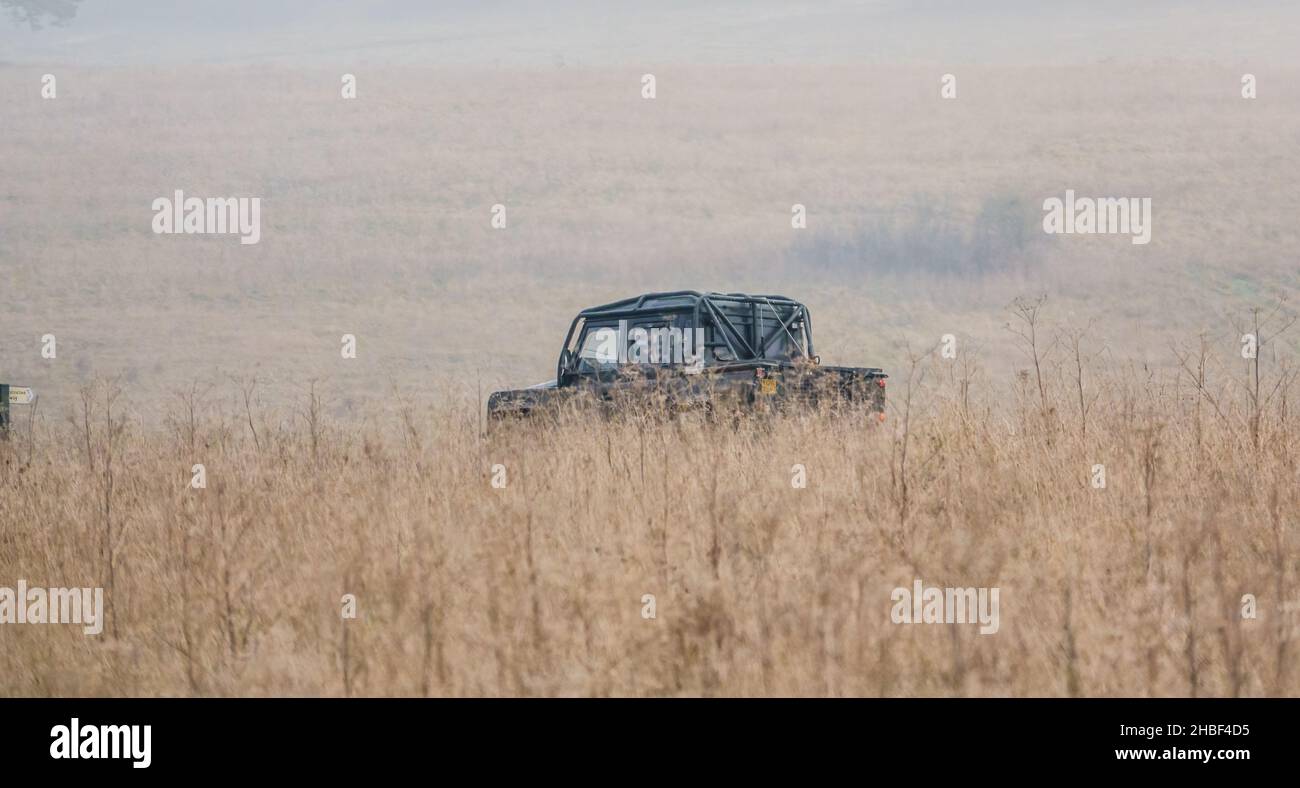 Land Rover Defender 110 Geländewagen bei Straßenfahrten durch Salisbury Plain, Wiltshire, Großbritannien Stockfoto