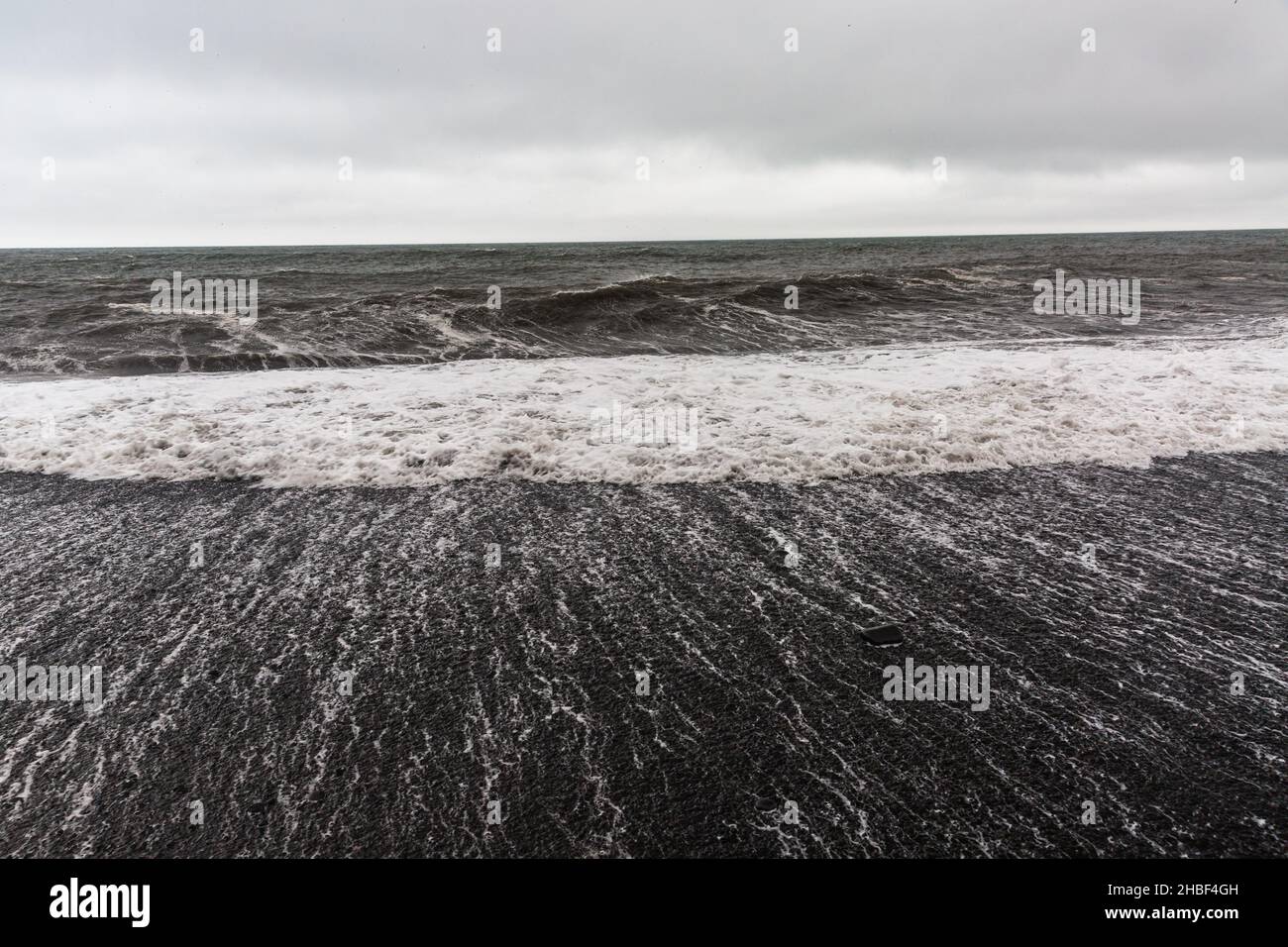 Das schönste Beispiel der schwarzen Sandstrände Islands. Stockfoto