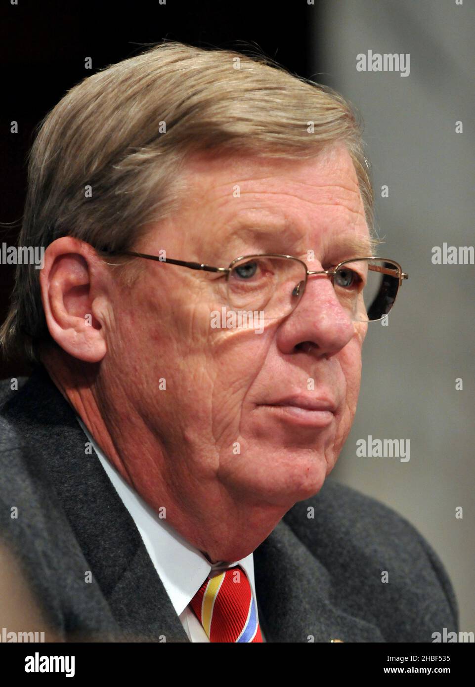 Washington, DC - 15. Januar 2009 -- Senator der Vereinigten Staaten, Johnny Isakson (Republikaner von Georgien), hört zu, wie Dr. Susan Rire vor der Bestätigungsverhandlung des Ausschusses für Auswärtige Beziehungen des US-Senats über ihre Ernennung zur Botschafterin der Vereinten Nationen in Washington, DC am Donnerstag, dem 15. Januar 2009, bezeugt.Quelle: Ron Sachs/CNP. Stockfoto