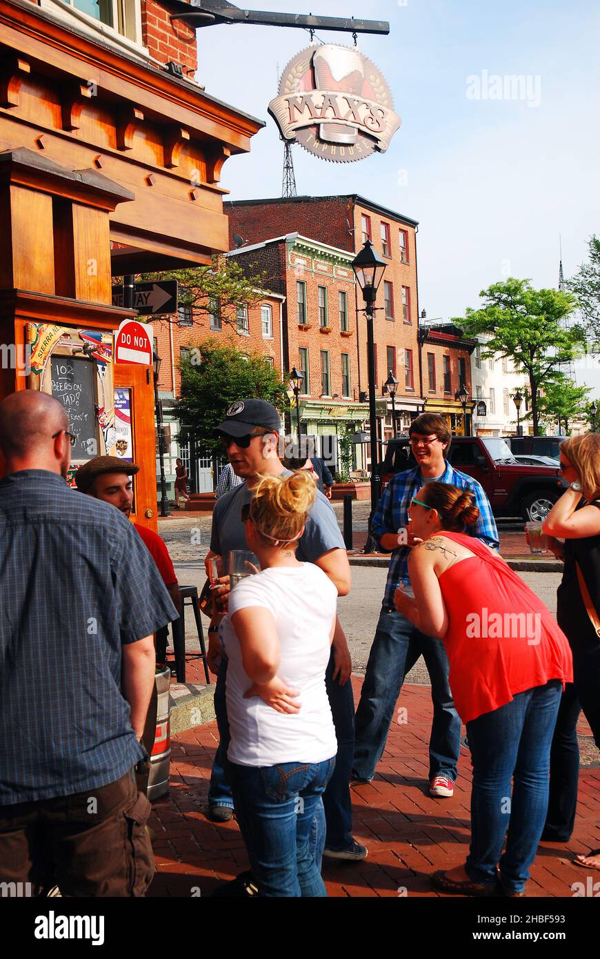 Freunde treffen sich nach der Arbeit in einer lokalen Taverne in der Gegend von Fell’s Point in Baltimore, Maryland Stockfoto