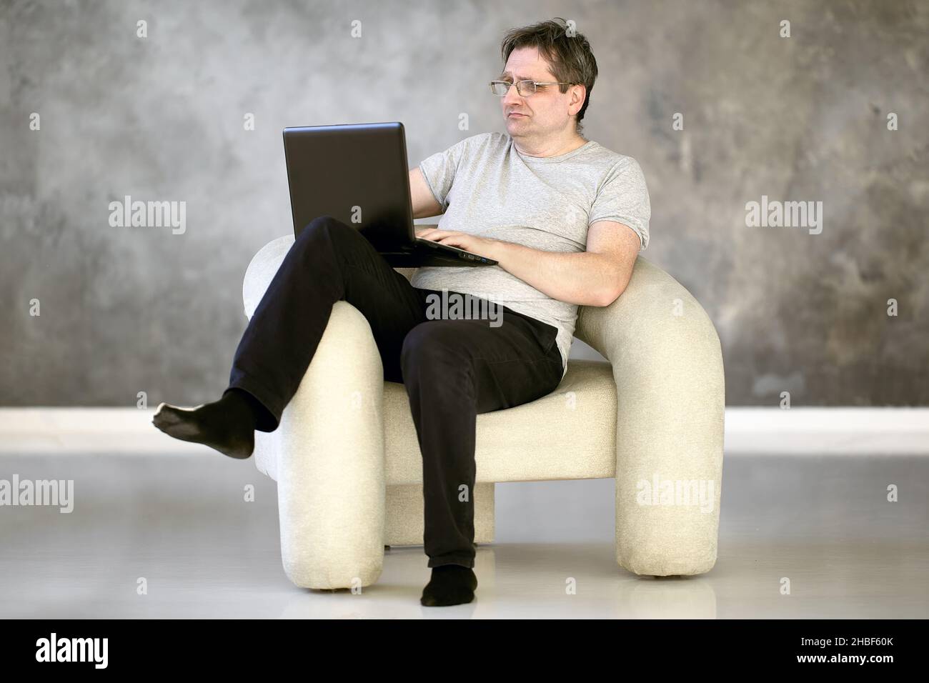 Reifer Mann, der von zu Hause aus mit einem Laptop arbeitet. Stockfoto