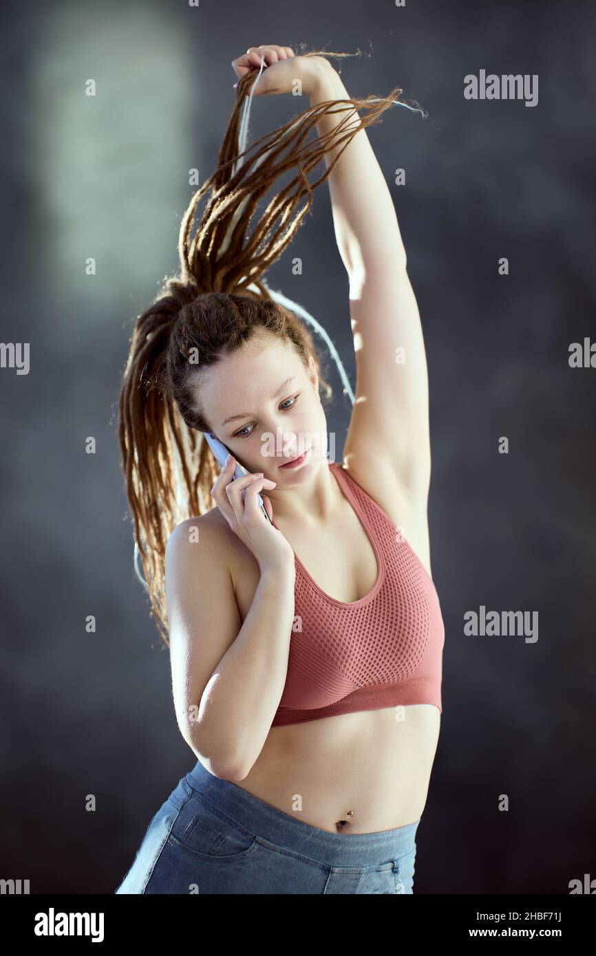 Kastenflechte sind in Haare einer jungen Frau gewebt, die am Telefon spricht. Stockfoto