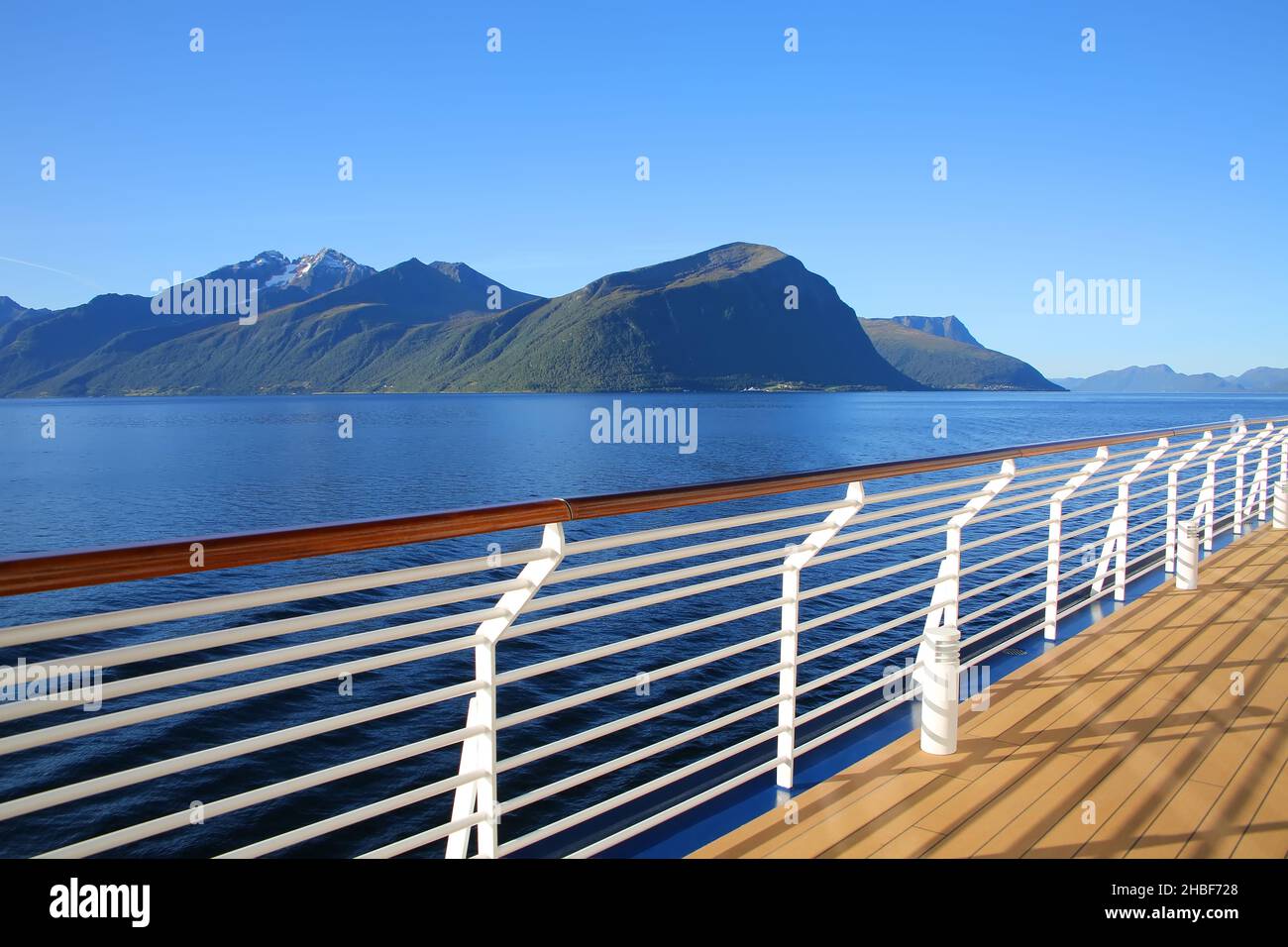 Fahren Sie an einem schönen Tag in Richtung Geiranger Fjord mit Blick auf die norwegischen Berge vom offenen Promenadendeck des Schiffes, Norwegen. Stockfoto