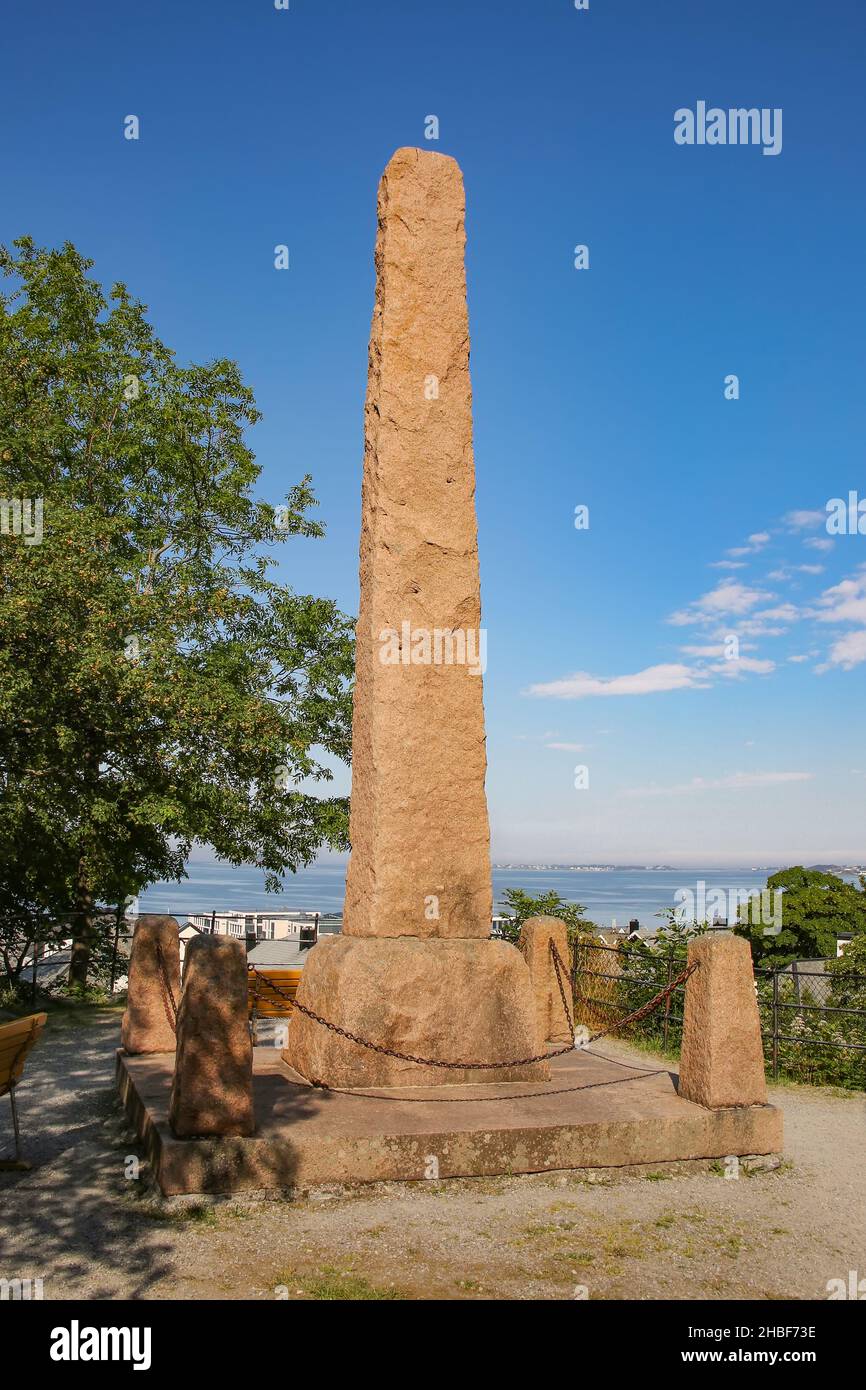 Eine Obeliskstatue, die Kaiser Wilhelm II. In Ålesund, Norwegen, gewidmet war. Wenn die Stadt im Feuer in 1904 und 10 Tausend brannte Stockfoto