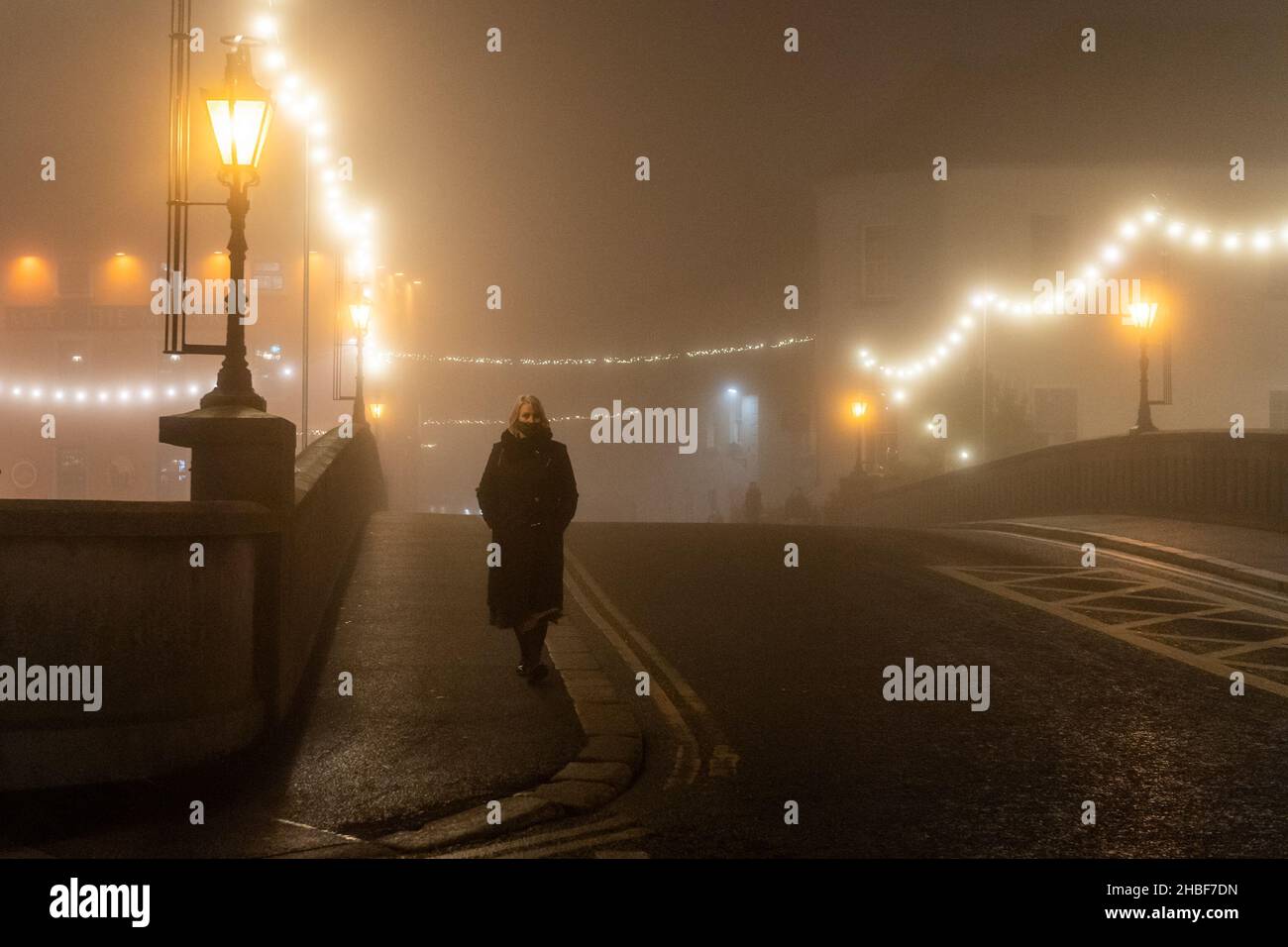 Kilkenny, Co. Kilkenny, Irland. 19th Dez 2021. Ein starker Nebel umhüllte Kilkenny heute Abend am Vorabend der neuen COVID-19-Beschränkungen. Pubs und Restaurants müssen von morgen Abend bis zum 31st. Januar um 8pm Uhr schließen. Quelle: AG News/Alamy Live News Stockfoto