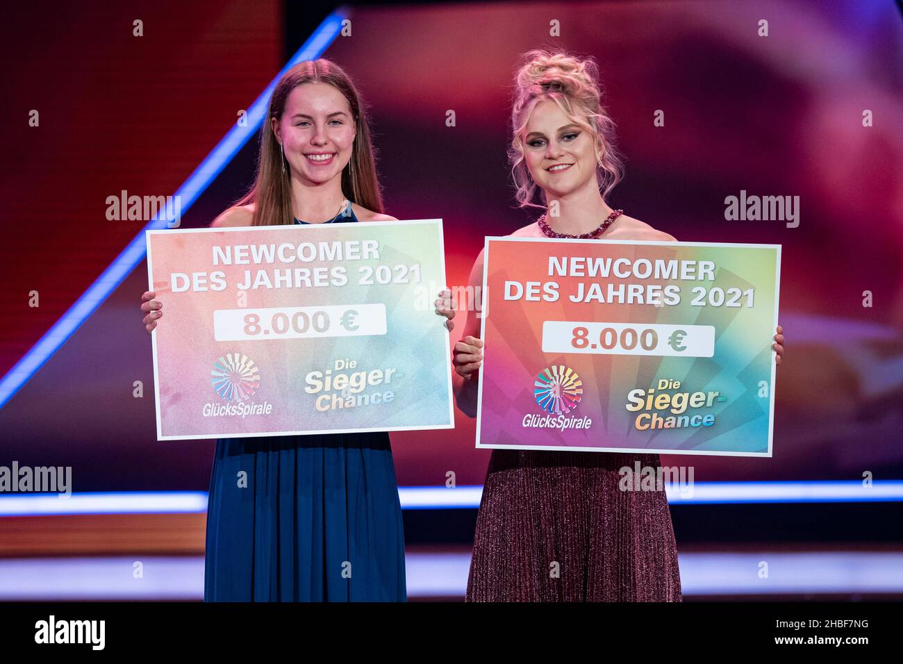 Baden Baden, Deutschland. 19th Dez 2021. Annett Kaufmann (l.) steht mit Lea Sophie Friedrich (Newcomer Award 2020) bei der Preisverleihung „Sports Person of the Year“ 2021 auf der Bühne. Kredit: Tom Weller/dpa-Pool/dpa/Alamy Live Nachrichten Stockfoto