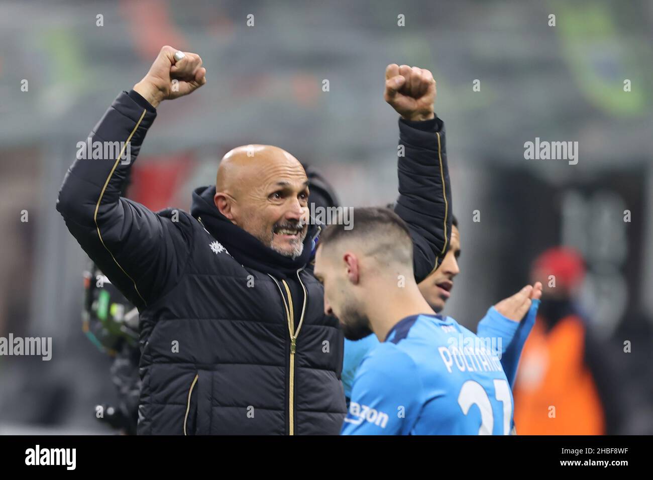 Mailand, Italien. 19th Dez 2021. Luciano Spalletti Cheftrainer des SSC Napoli feiert den Sieg am Ende des Spiels während der Serie A 2021/22 Fußballspiel zwischen AC Mailand und SSC Napoli im Giuseppe Meazza Stadium, Mailand, Italien am 19. Dezember 2021 Kredit: Unabhängige Fotoagentur/Alamy Live News Stockfoto